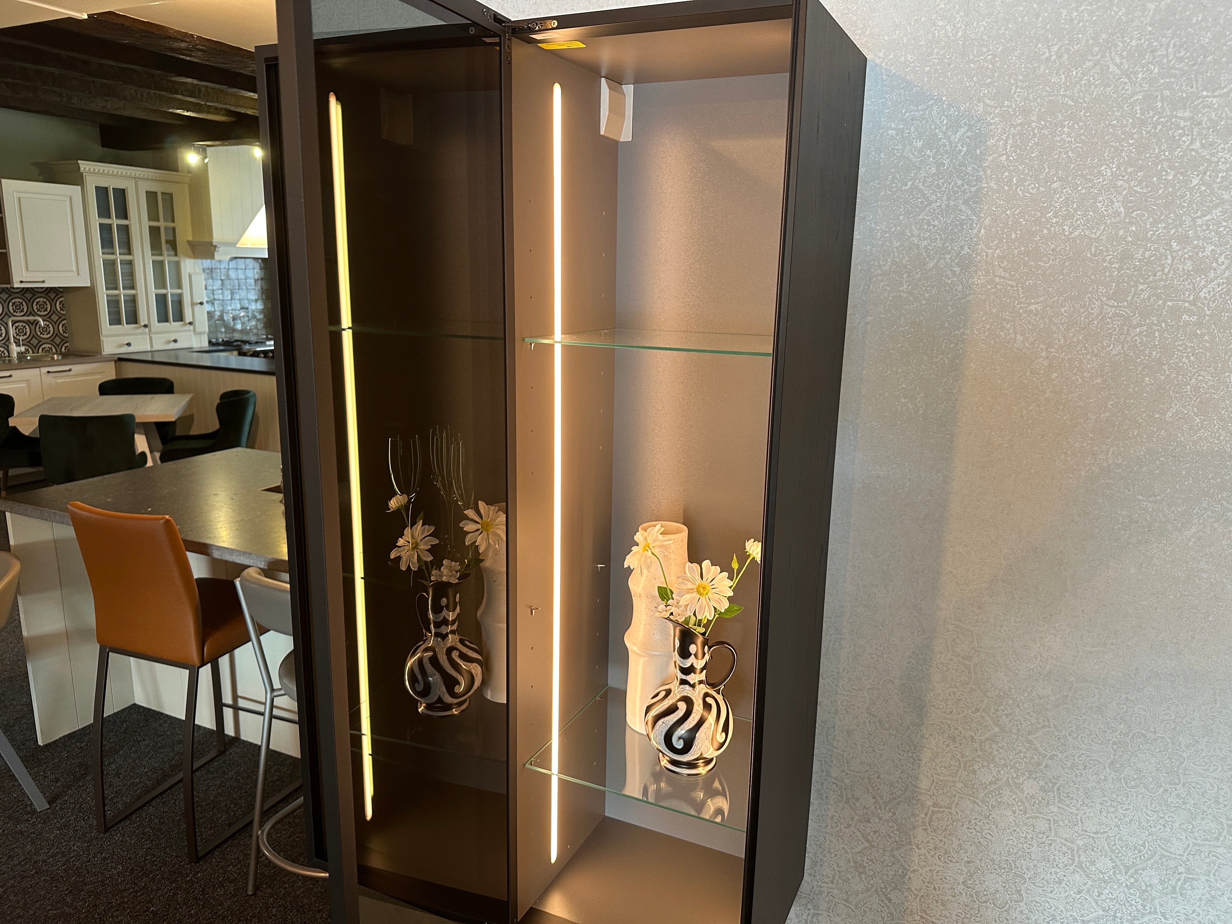 01712 - Moderne eilandkeuken met tafel