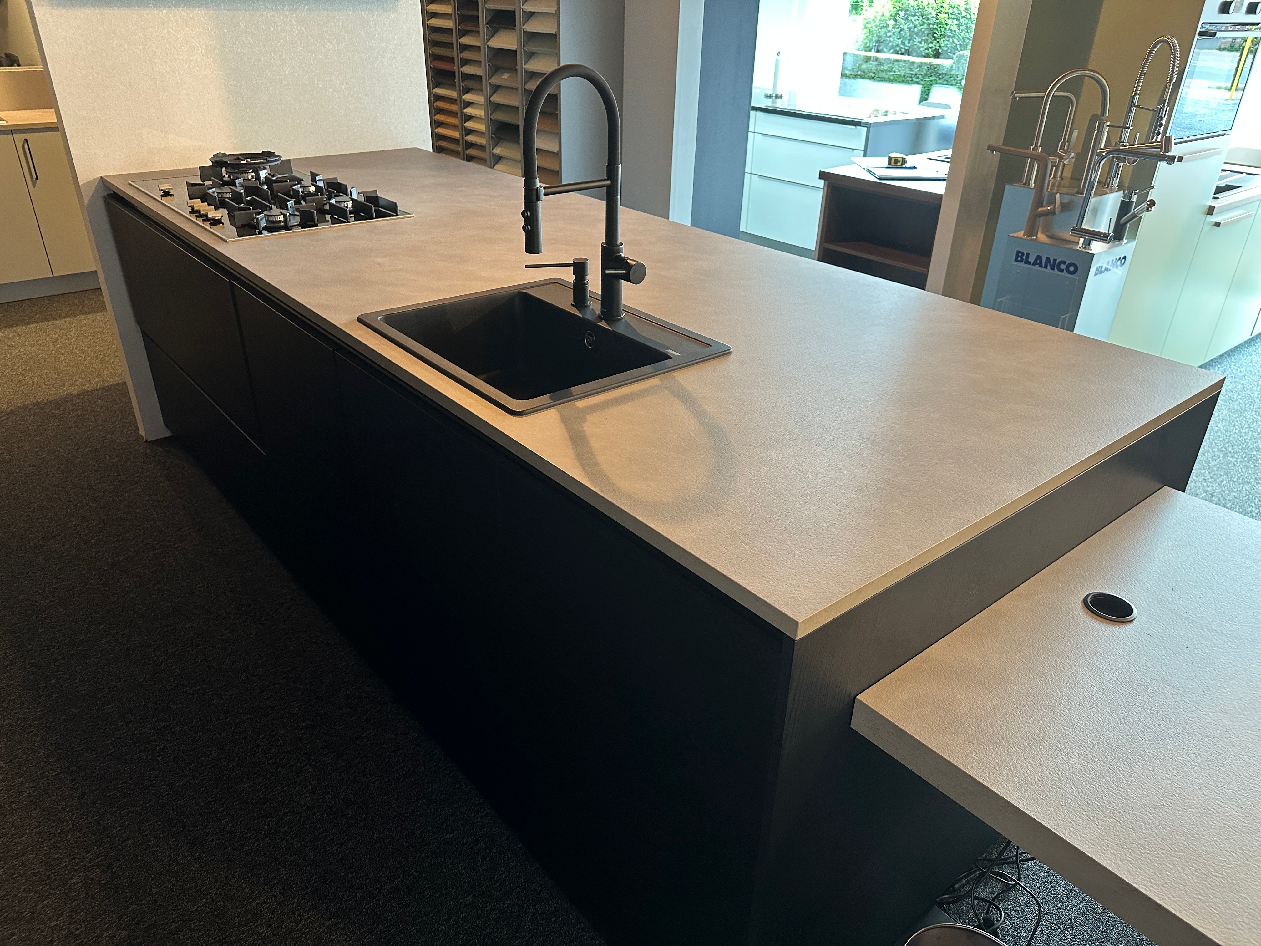 01712 - Moderne eilandkeuken met tafel