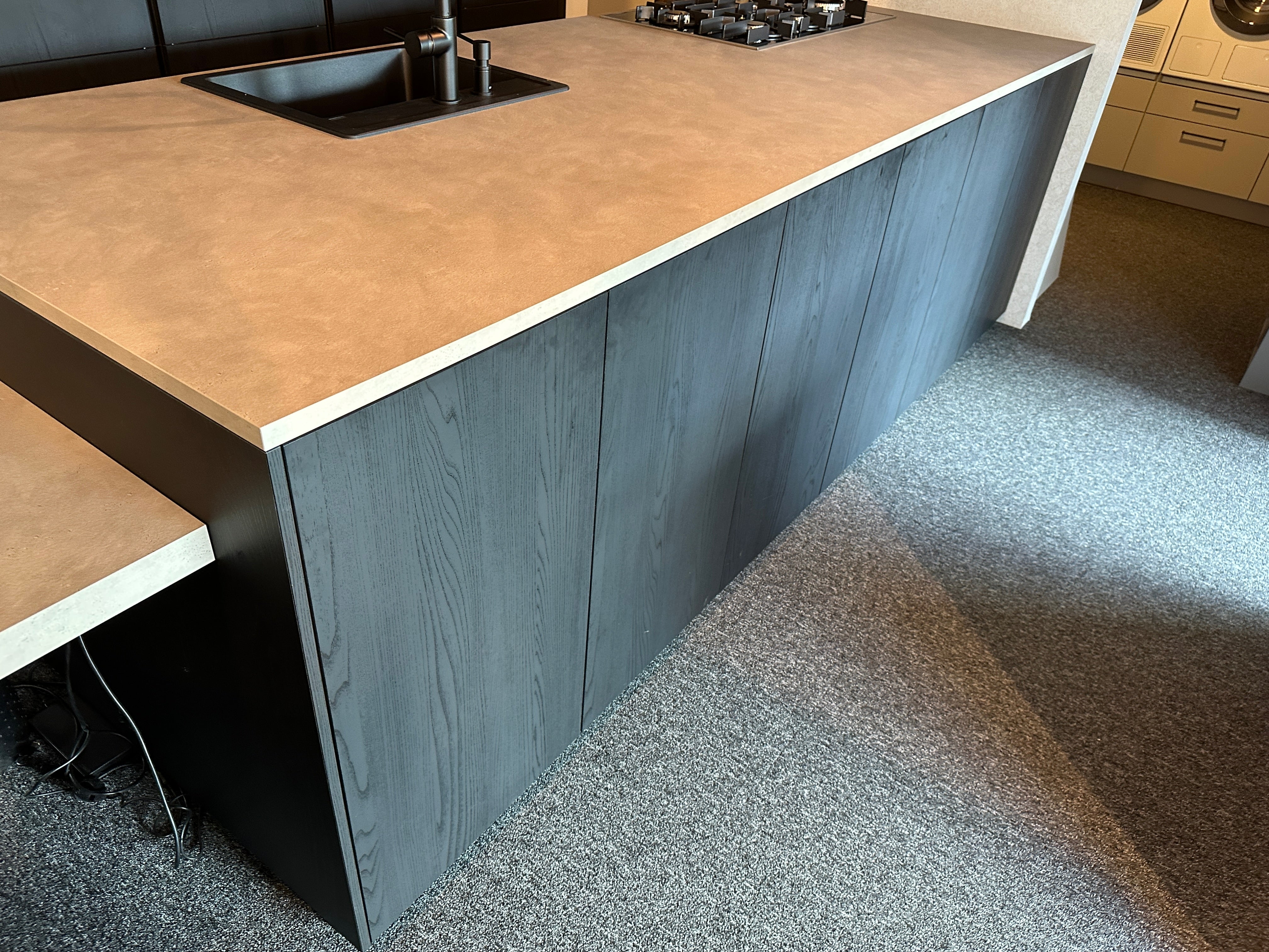 01712 - Moderne eilandkeuken met tafel