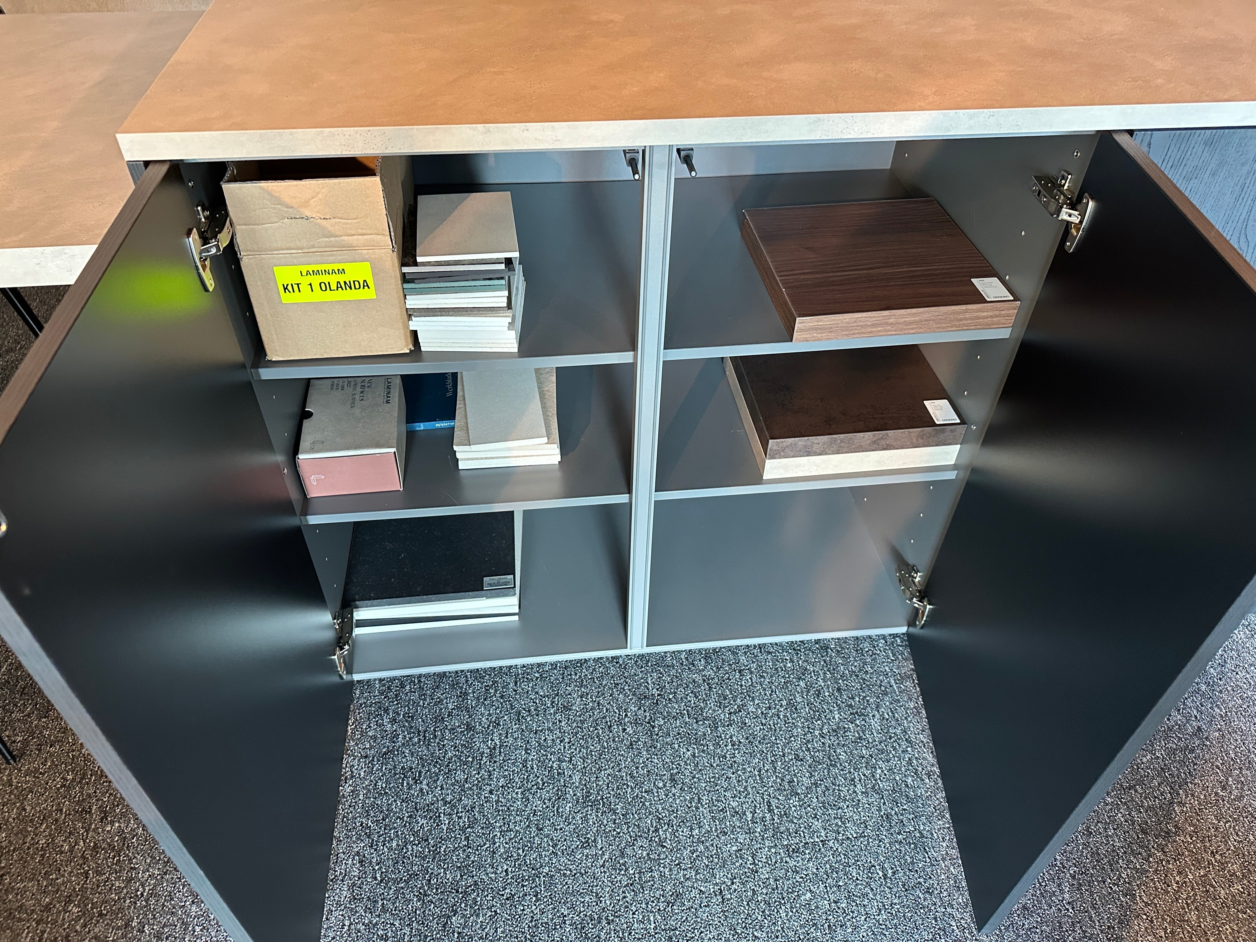 01712 - Moderne eilandkeuken met tafel