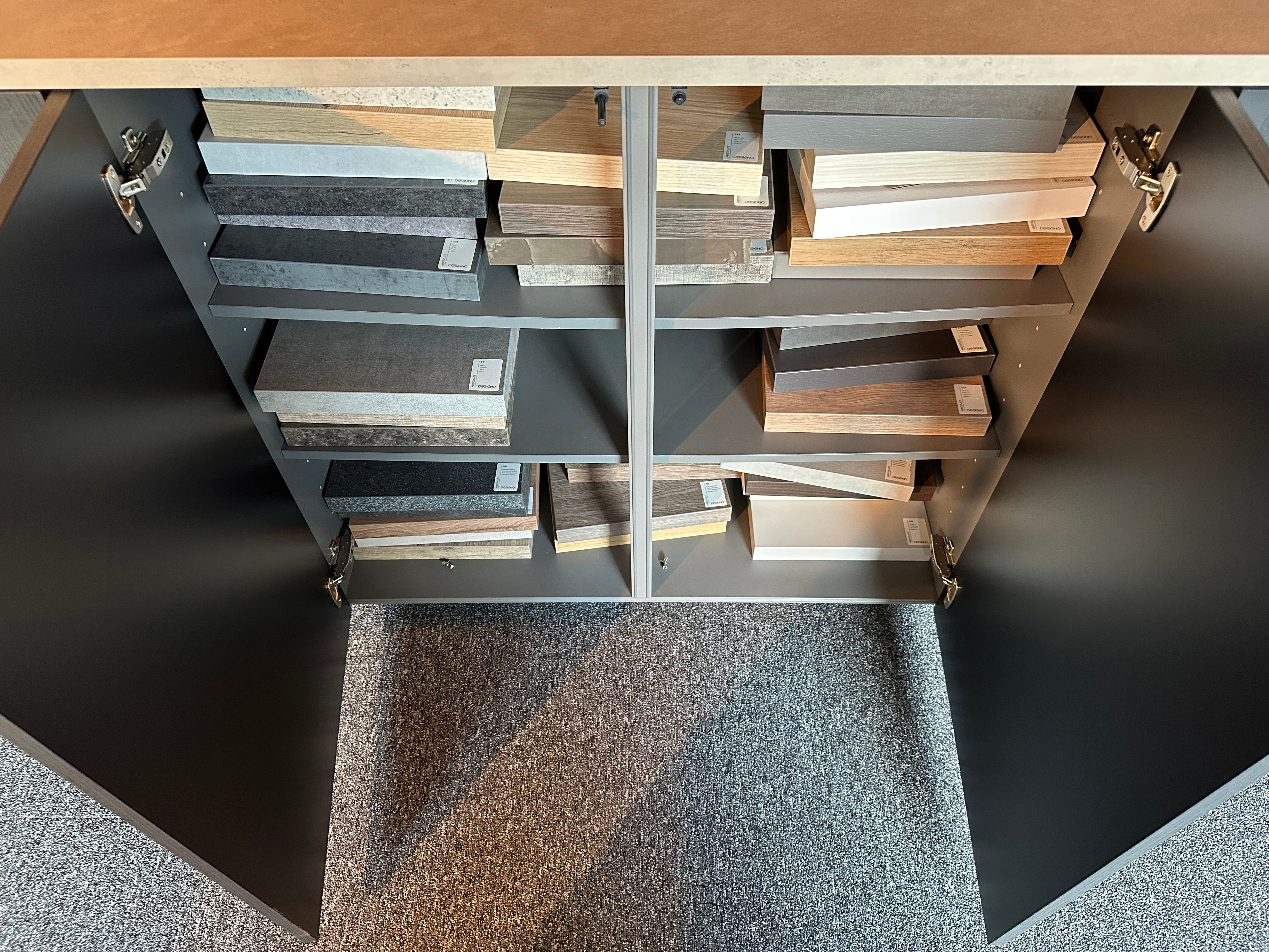 01712 - Moderne eilandkeuken met tafel