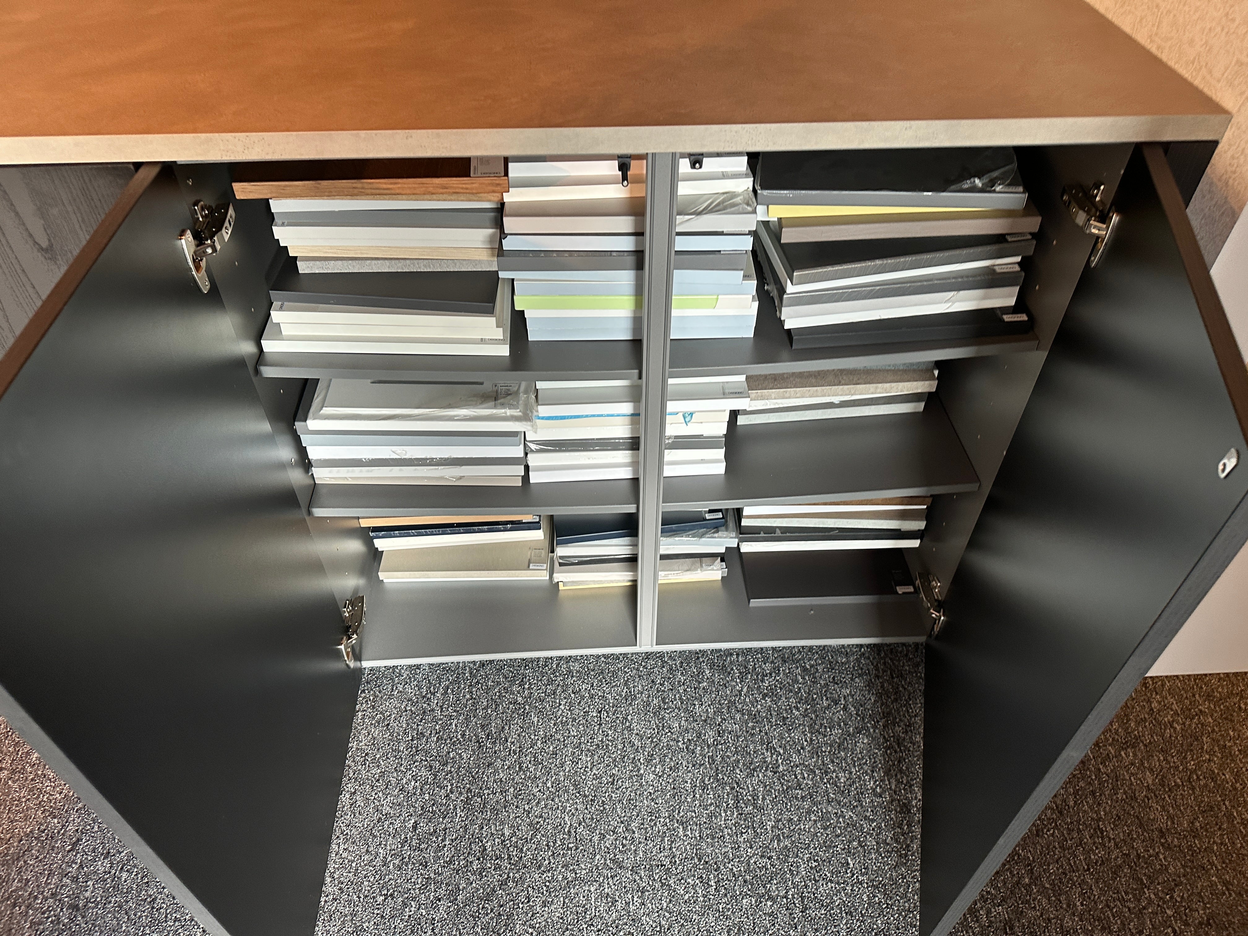 01712 - Moderne eilandkeuken met tafel