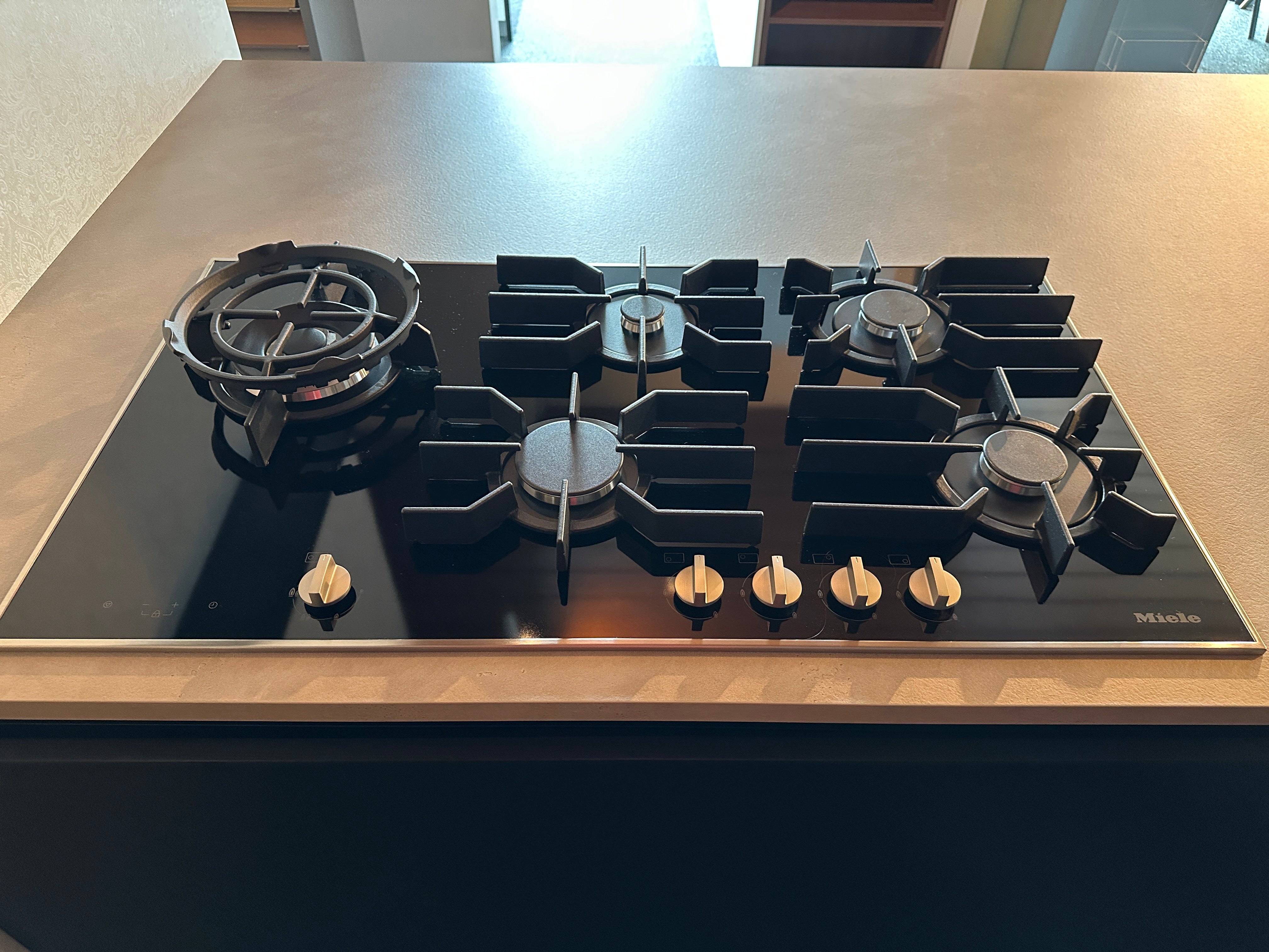01712 - Moderne eilandkeuken met tafel