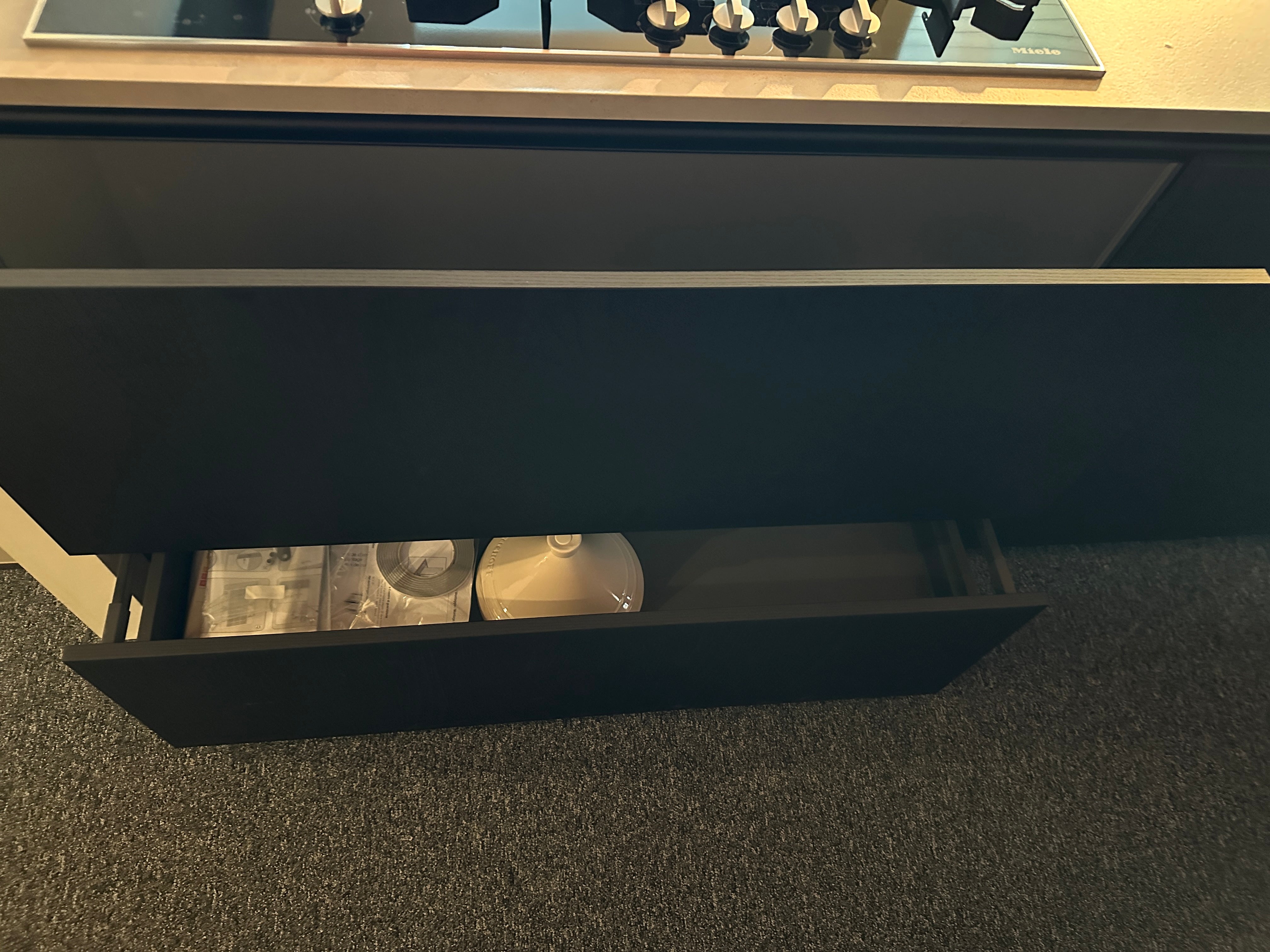 01712 - Moderne eilandkeuken met tafel