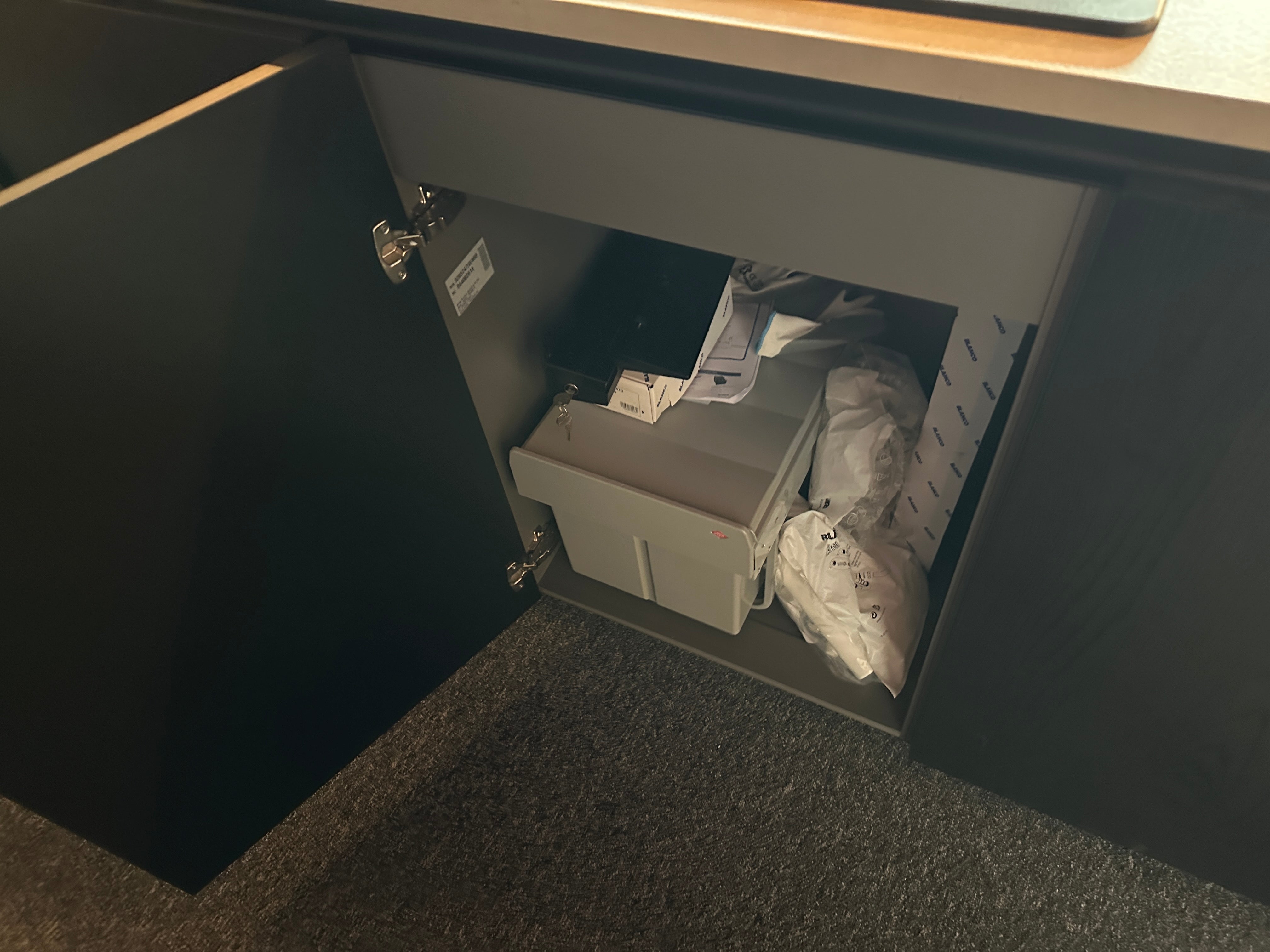 01712 - Moderne eilandkeuken met tafel