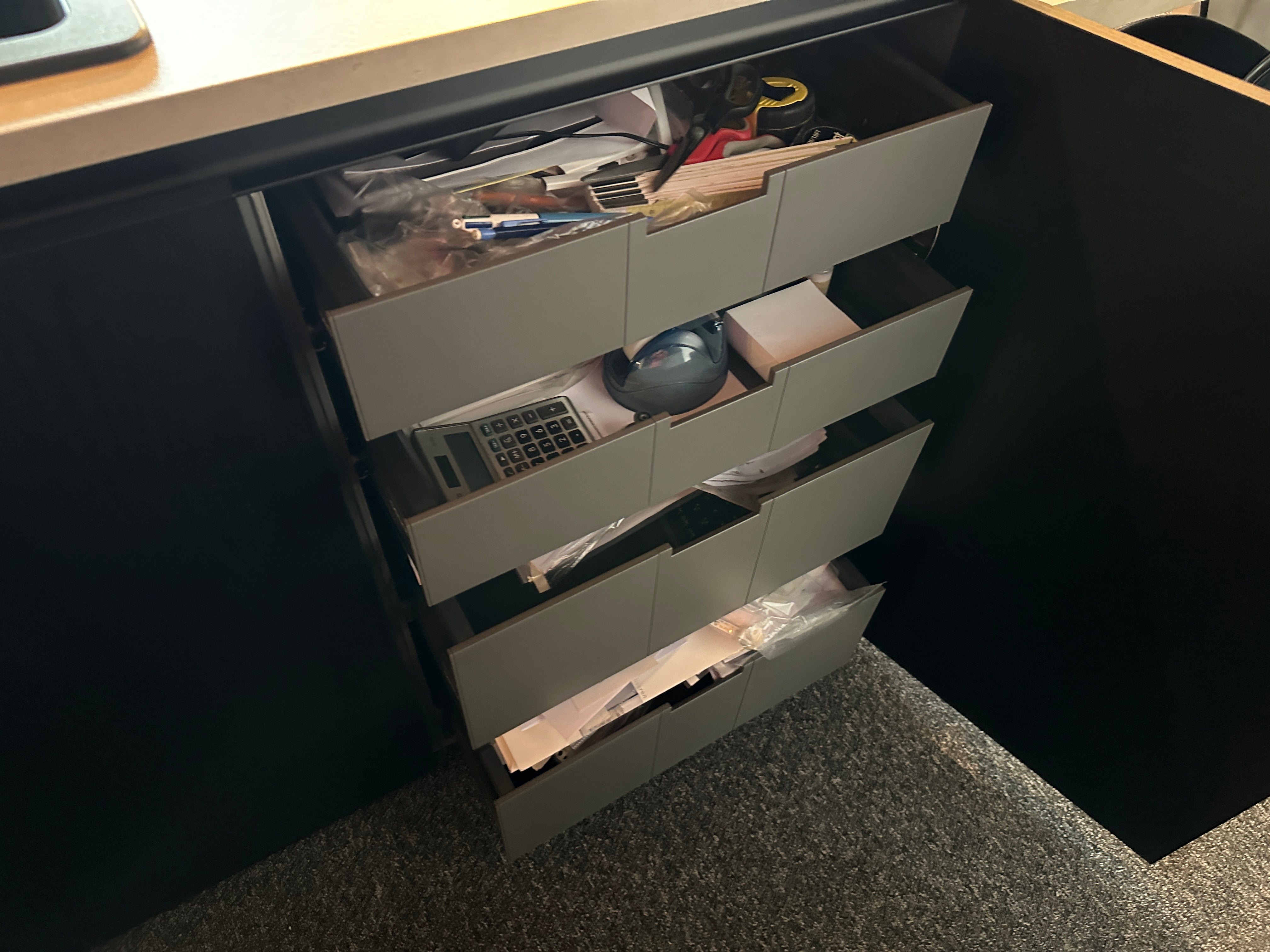 01712 - Moderne eilandkeuken met tafel