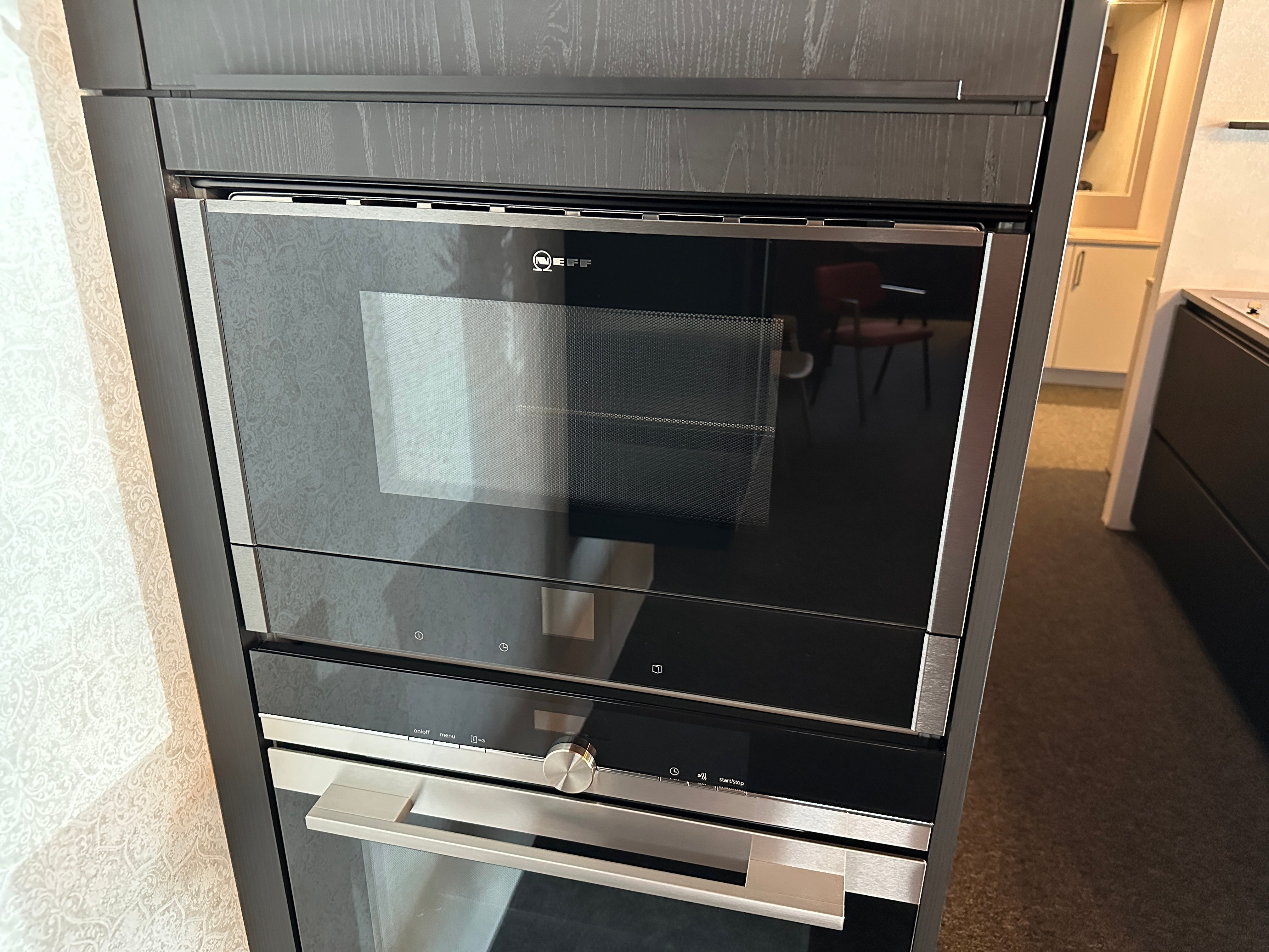 01712 - Moderne eilandkeuken met tafel