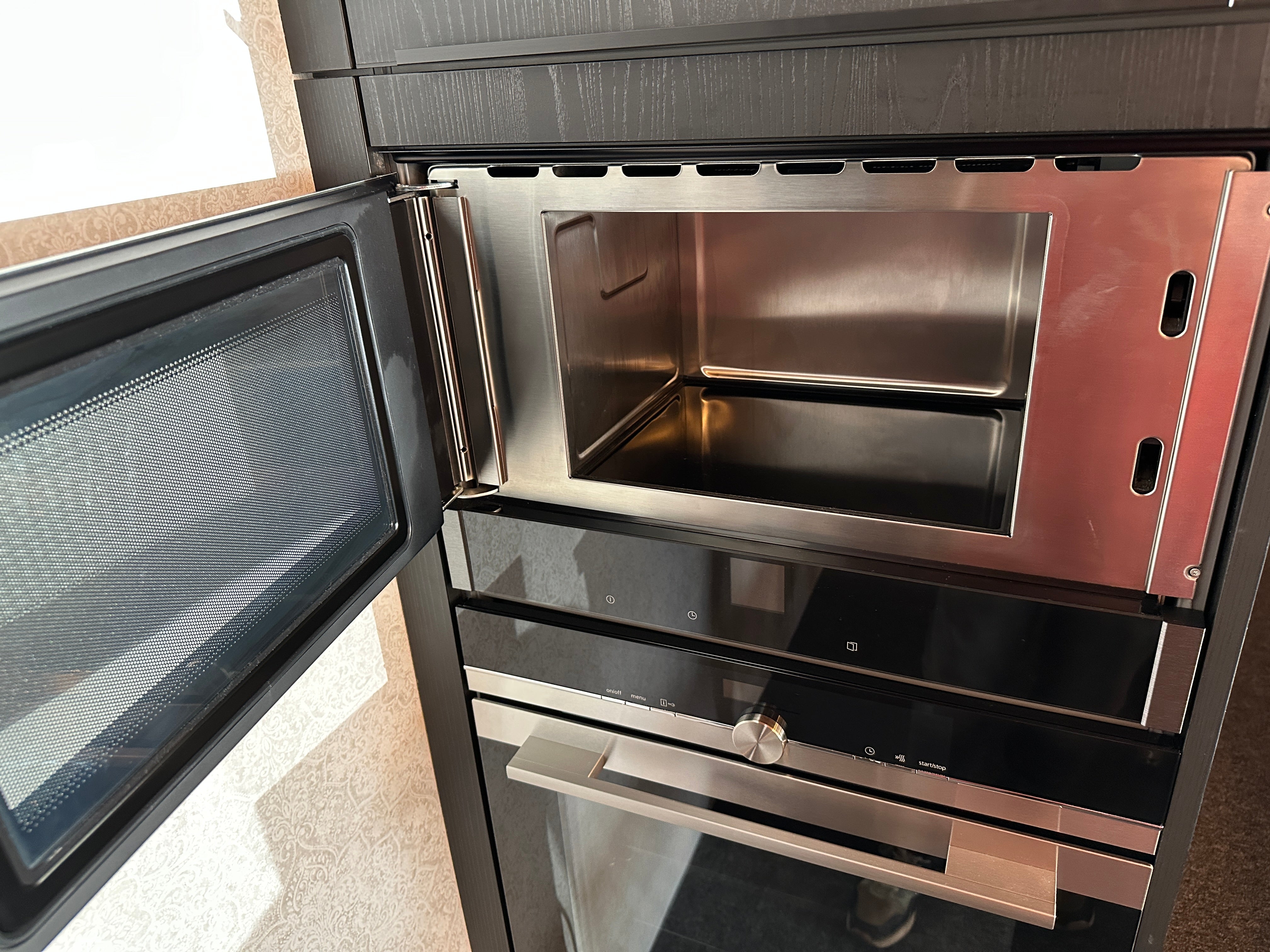 01712 - Moderne eilandkeuken met tafel