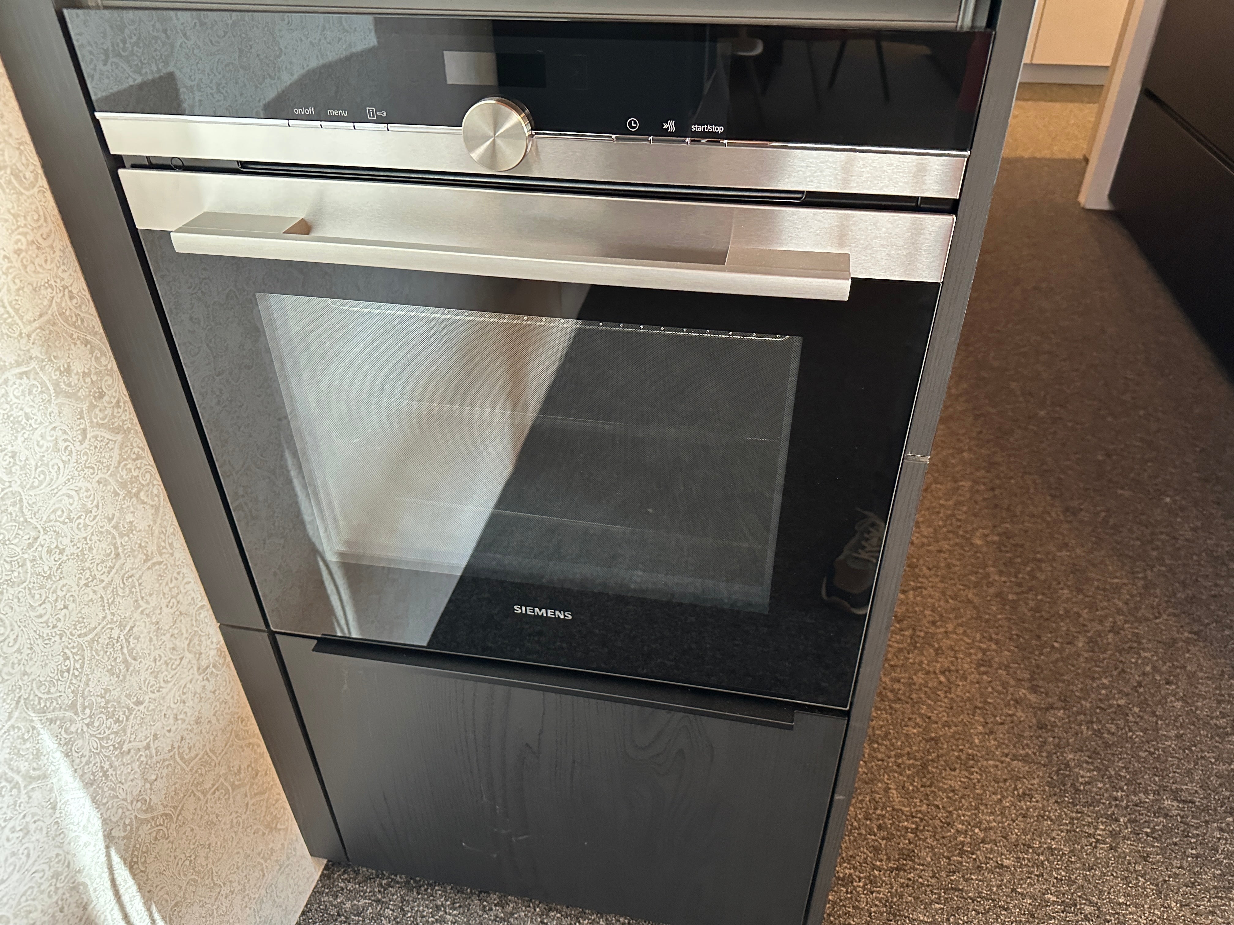 01712 - Moderne eilandkeuken met tafel