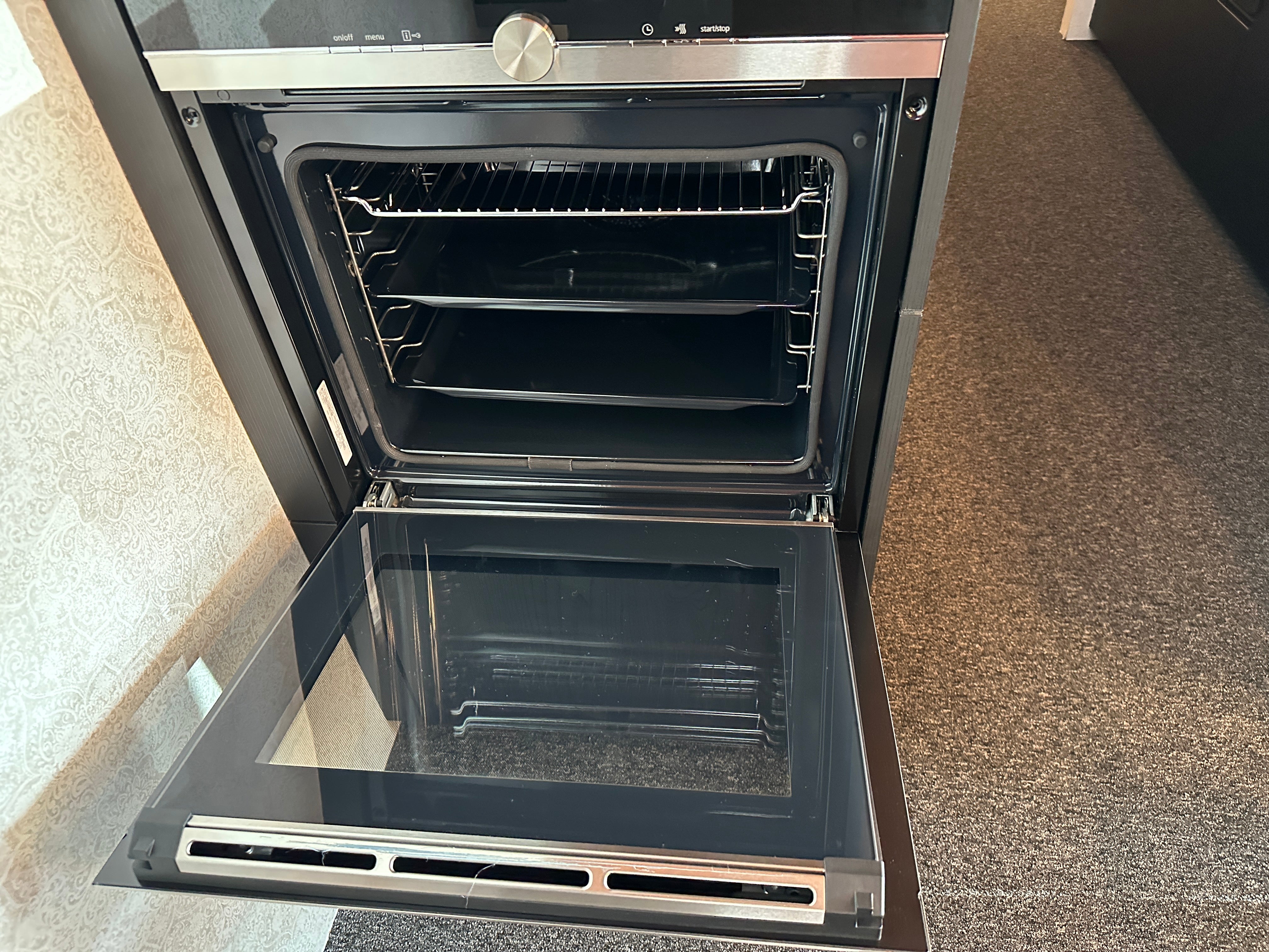 01712 - Moderne eilandkeuken met tafel