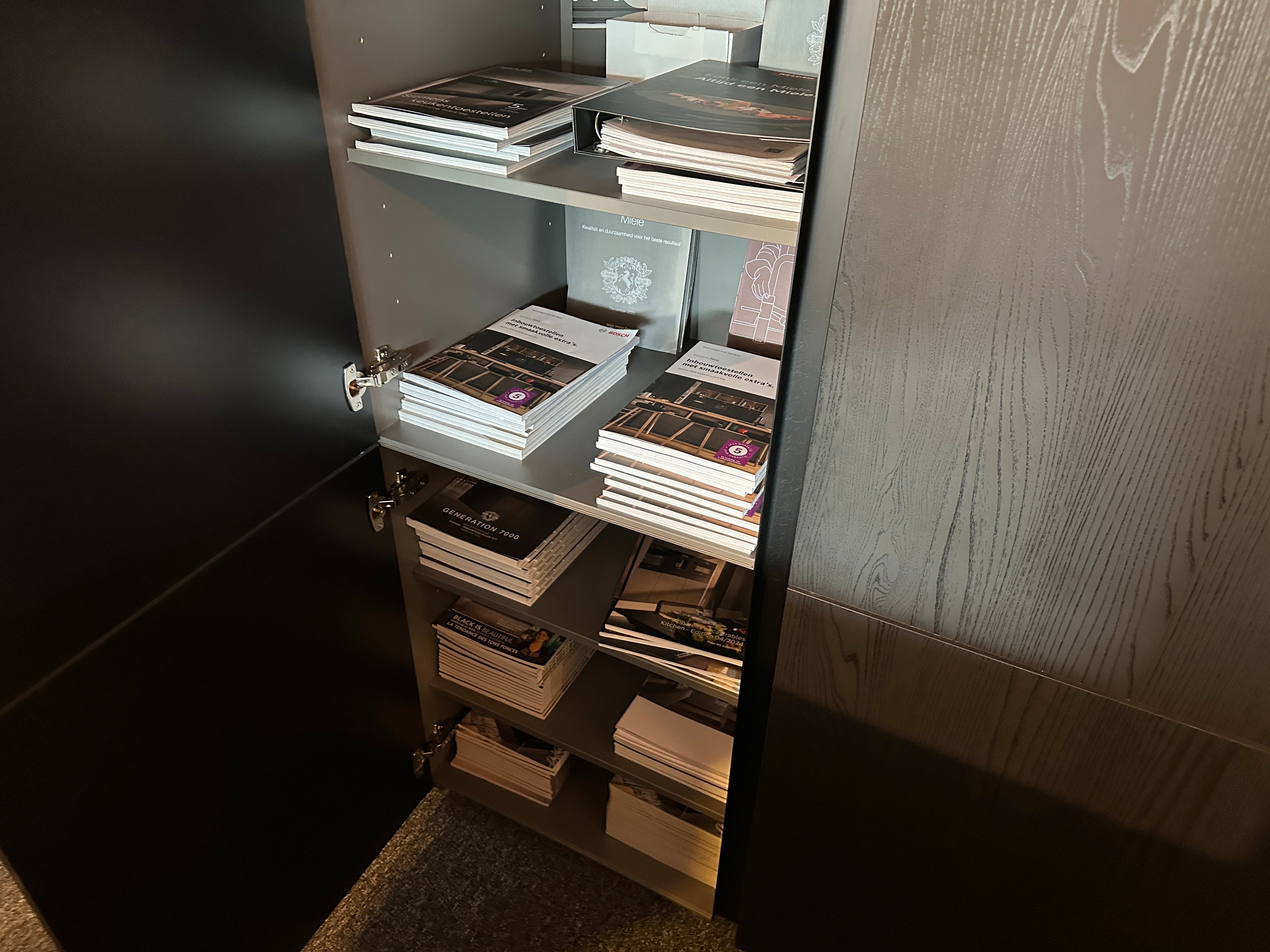 01712 - Moderne eilandkeuken met tafel