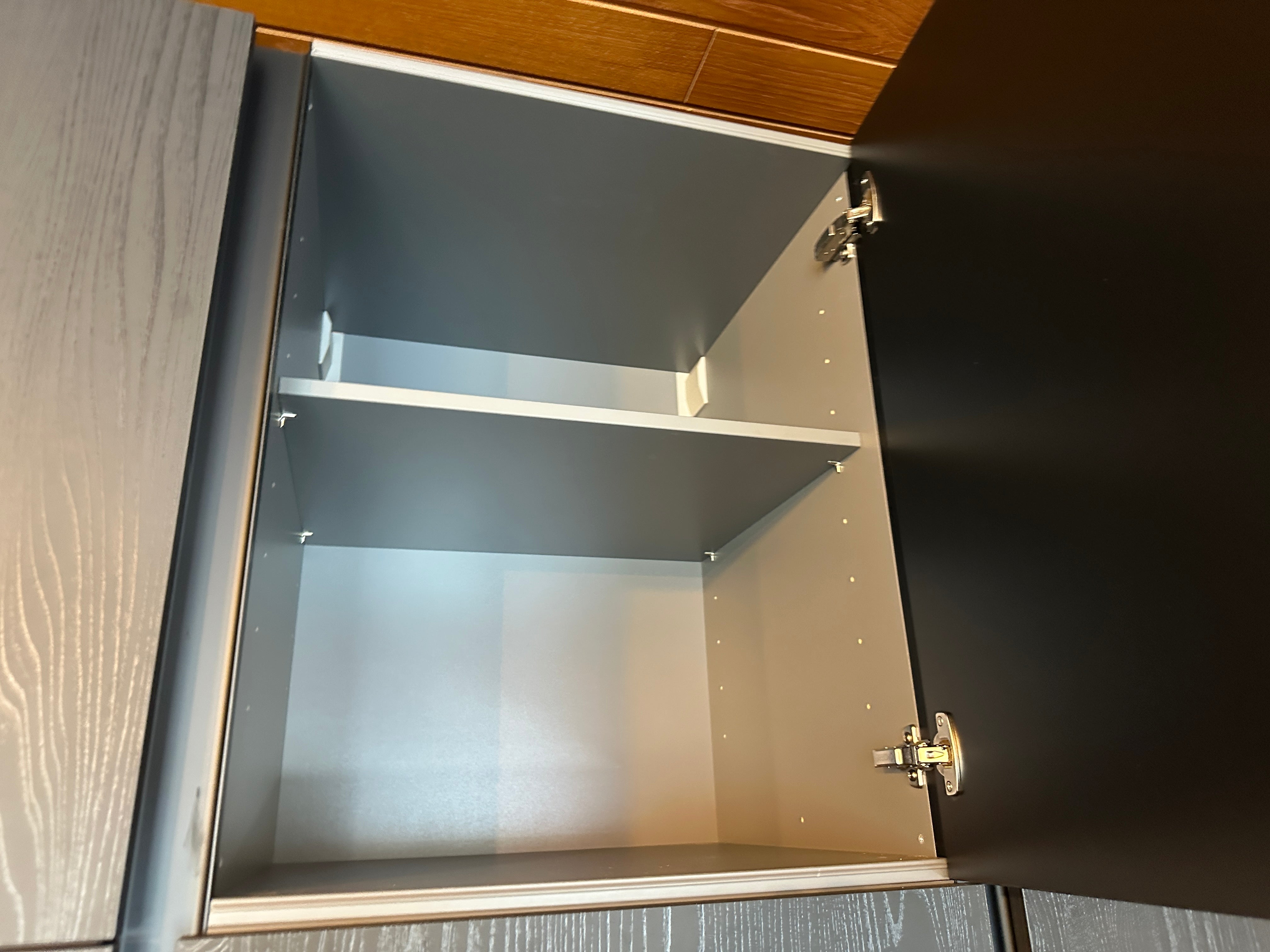 01712 - Moderne eilandkeuken met tafel