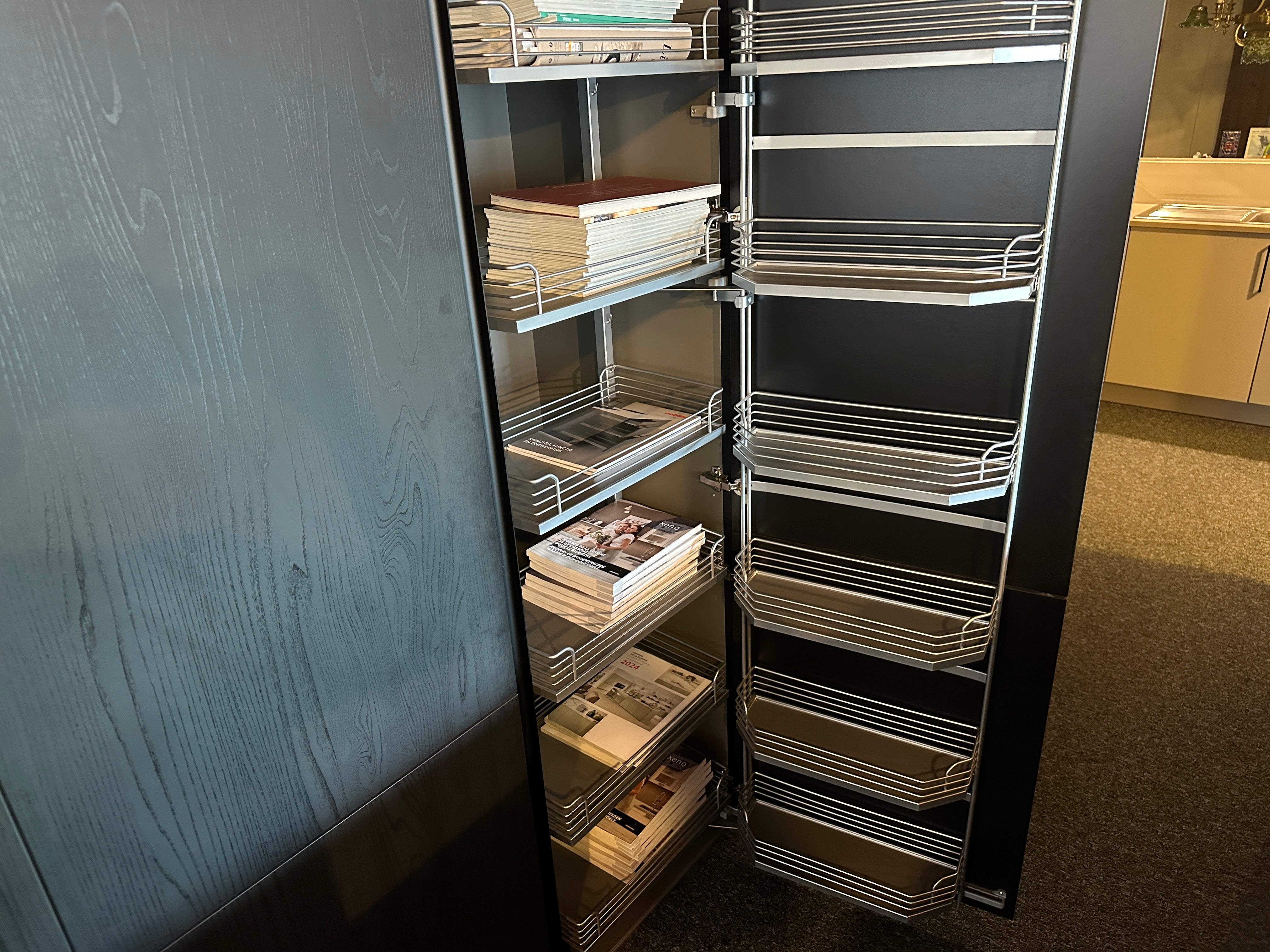 01712 - Moderne eilandkeuken met tafel