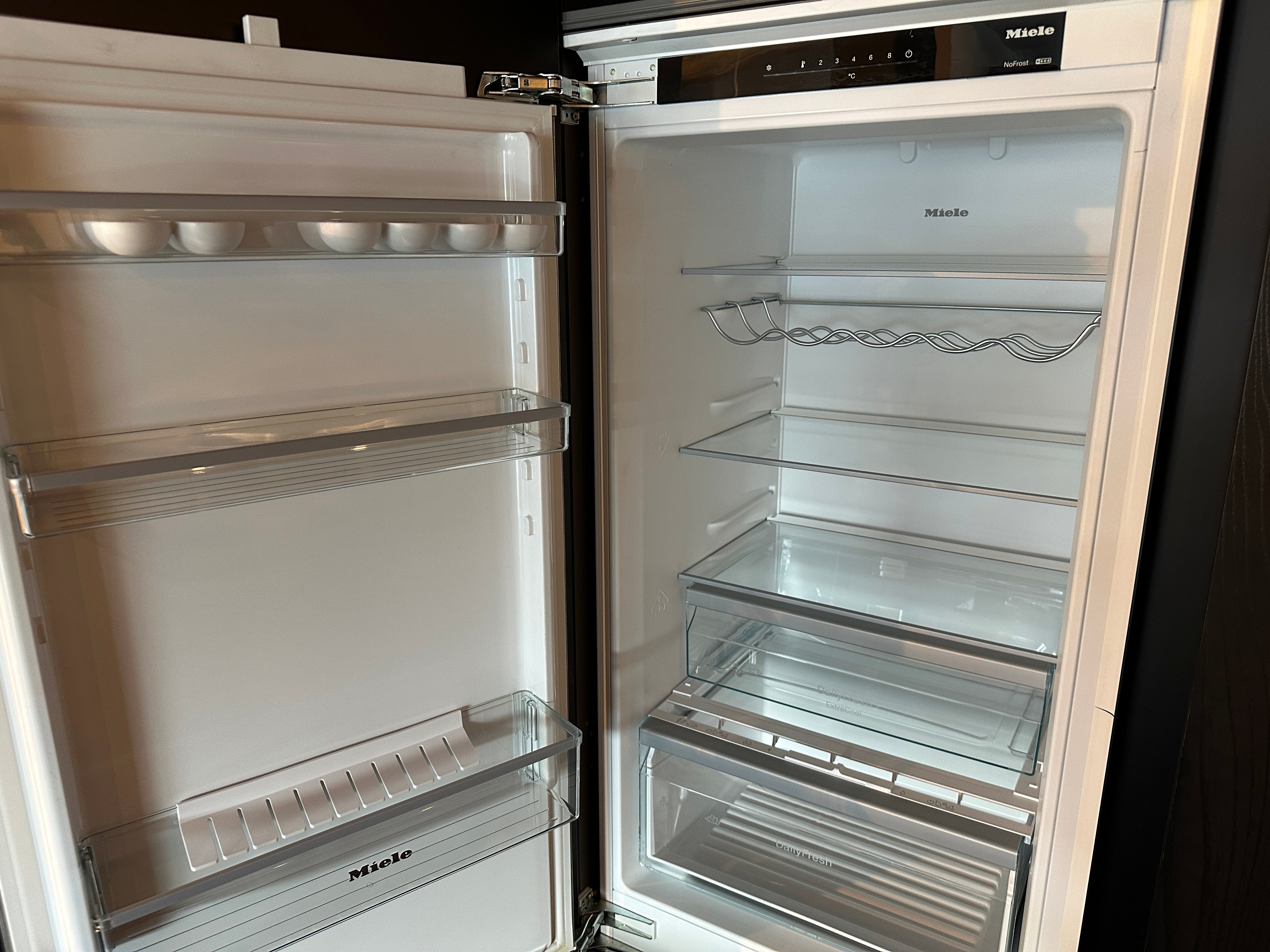 01712 - Moderne eilandkeuken met tafel