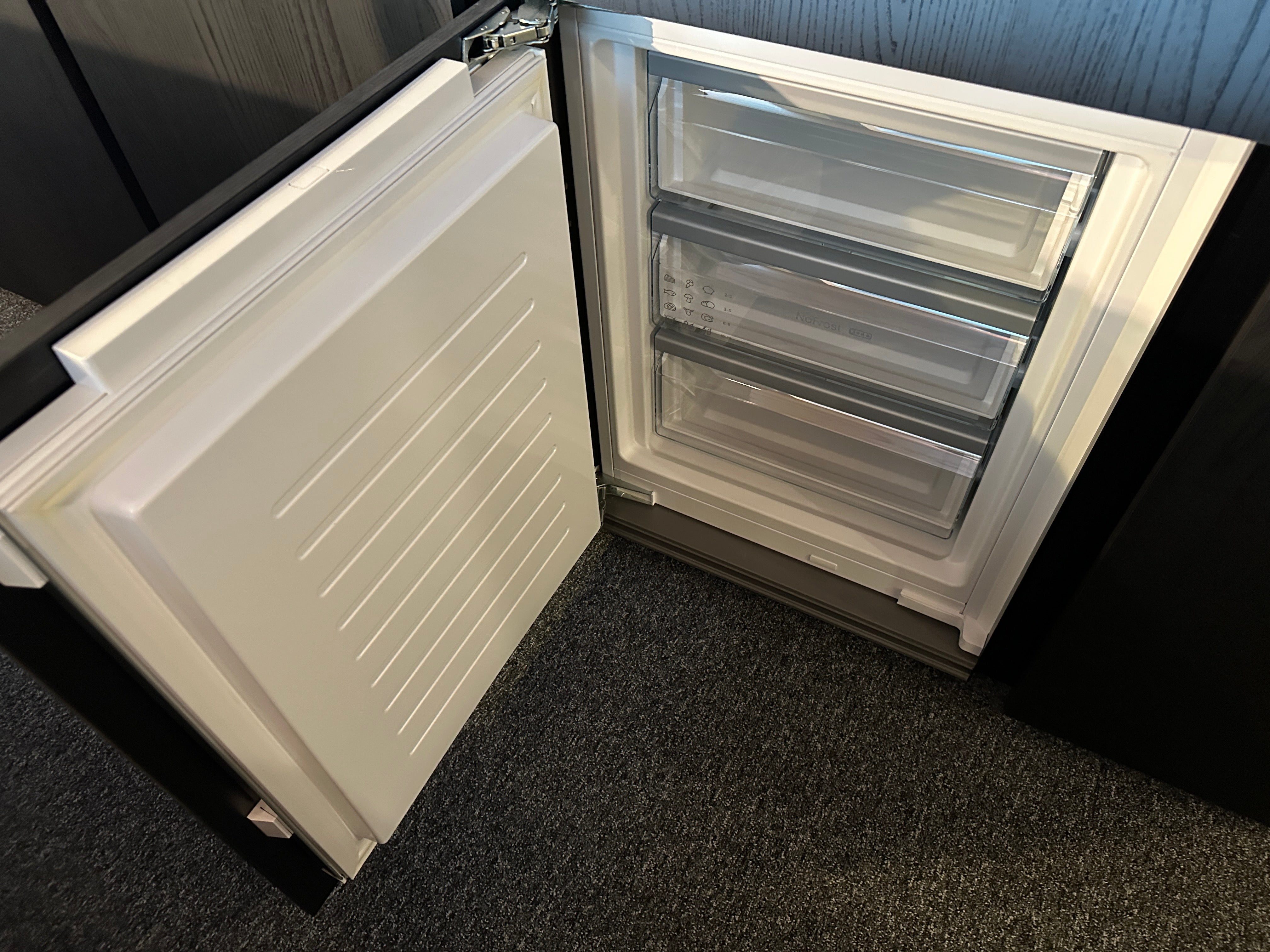 01712 - Moderne eilandkeuken met tafel