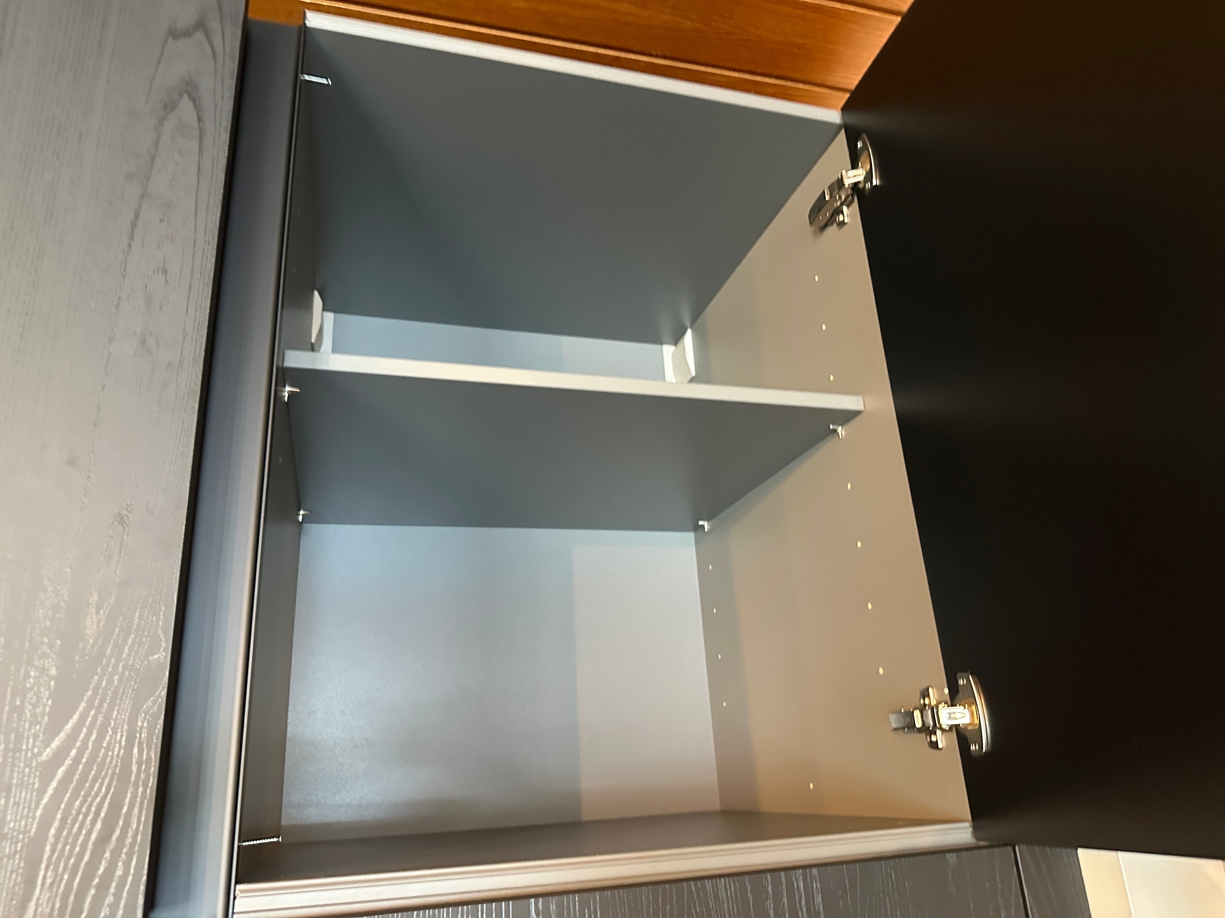 01712 - Moderne eilandkeuken met tafel