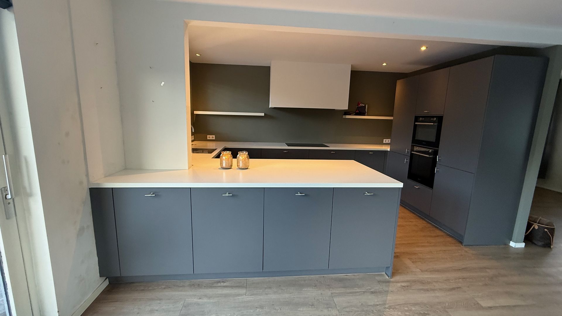 03124 - Grijze schiereiland keuken