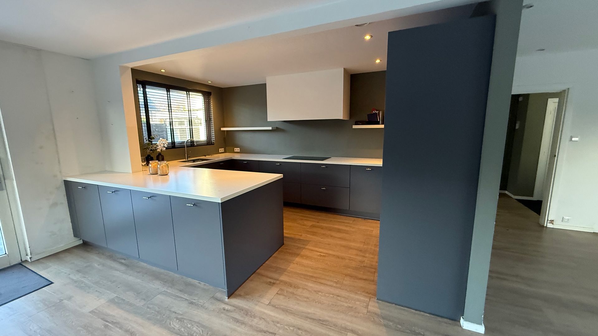 03124 - Grijze schiereiland keuken