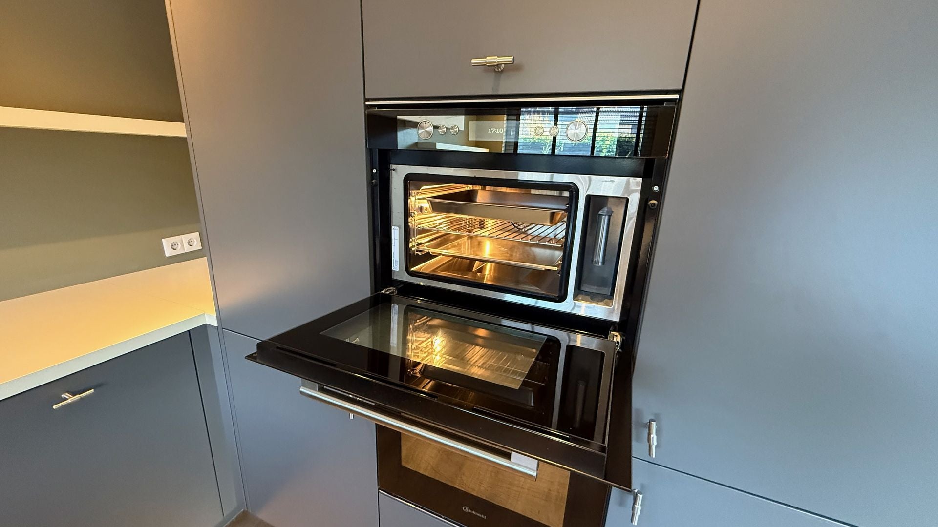 03124 - Grijze schiereiland keuken