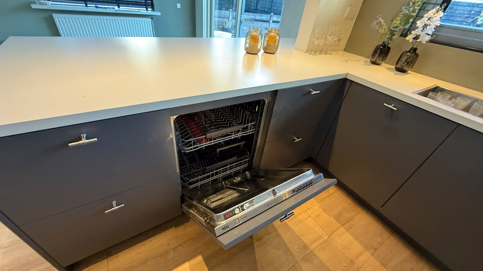 03124 - Grijze schiereiland keuken