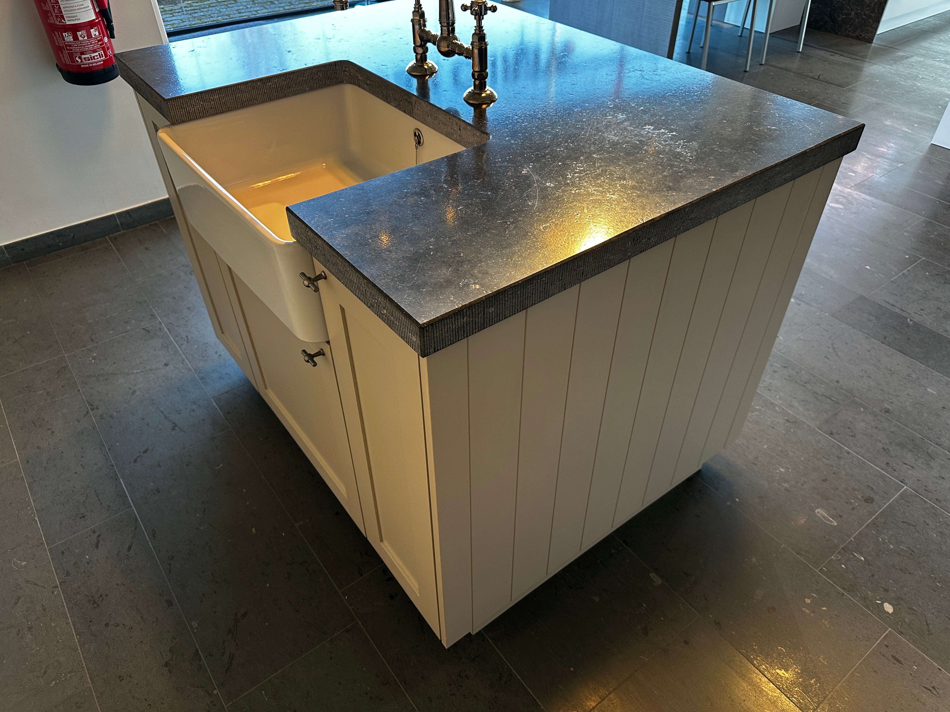 00839 - Landelijk witte eilandkeuken