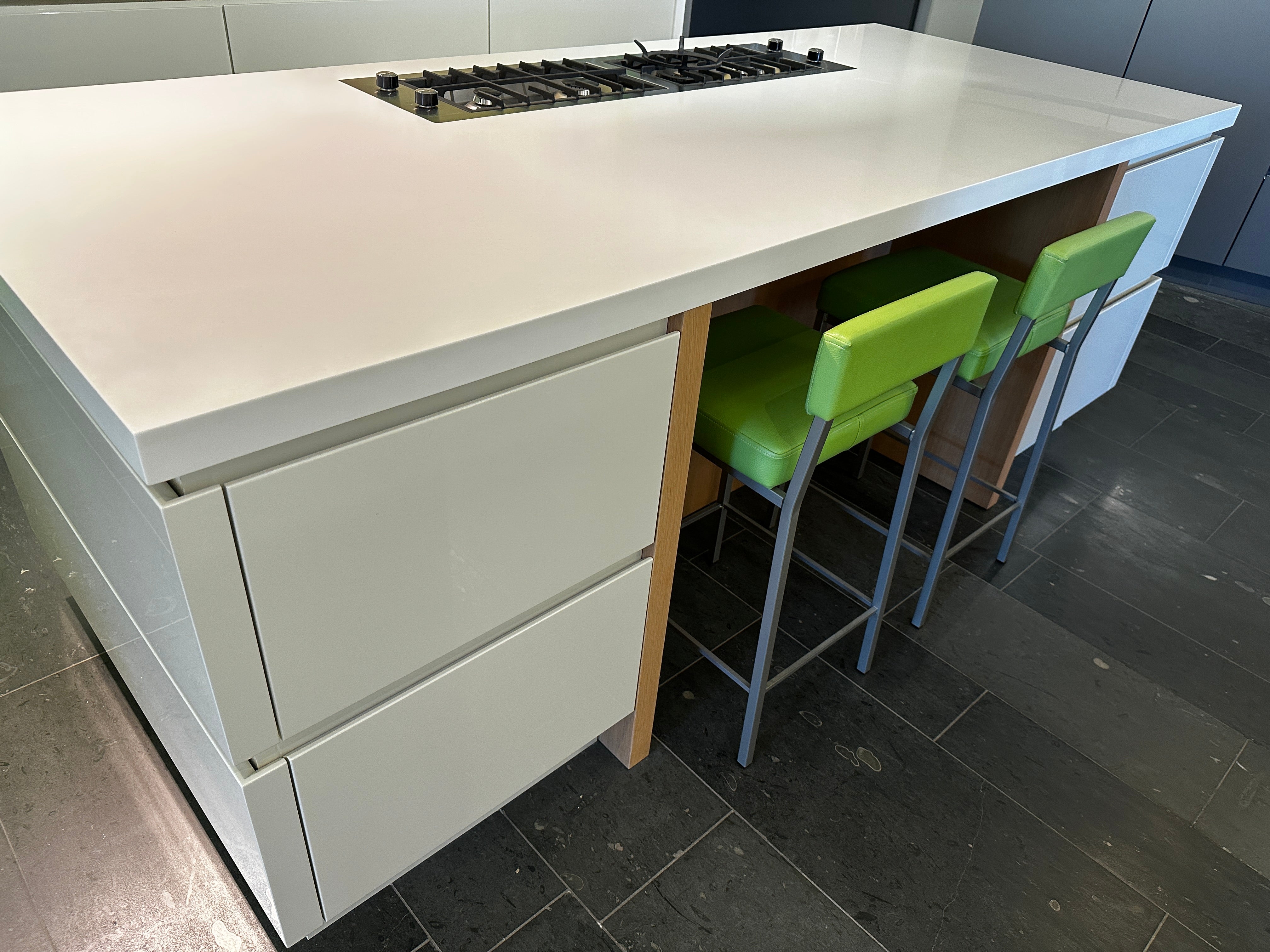 00837 - Hoogglans witte eilandkeuken