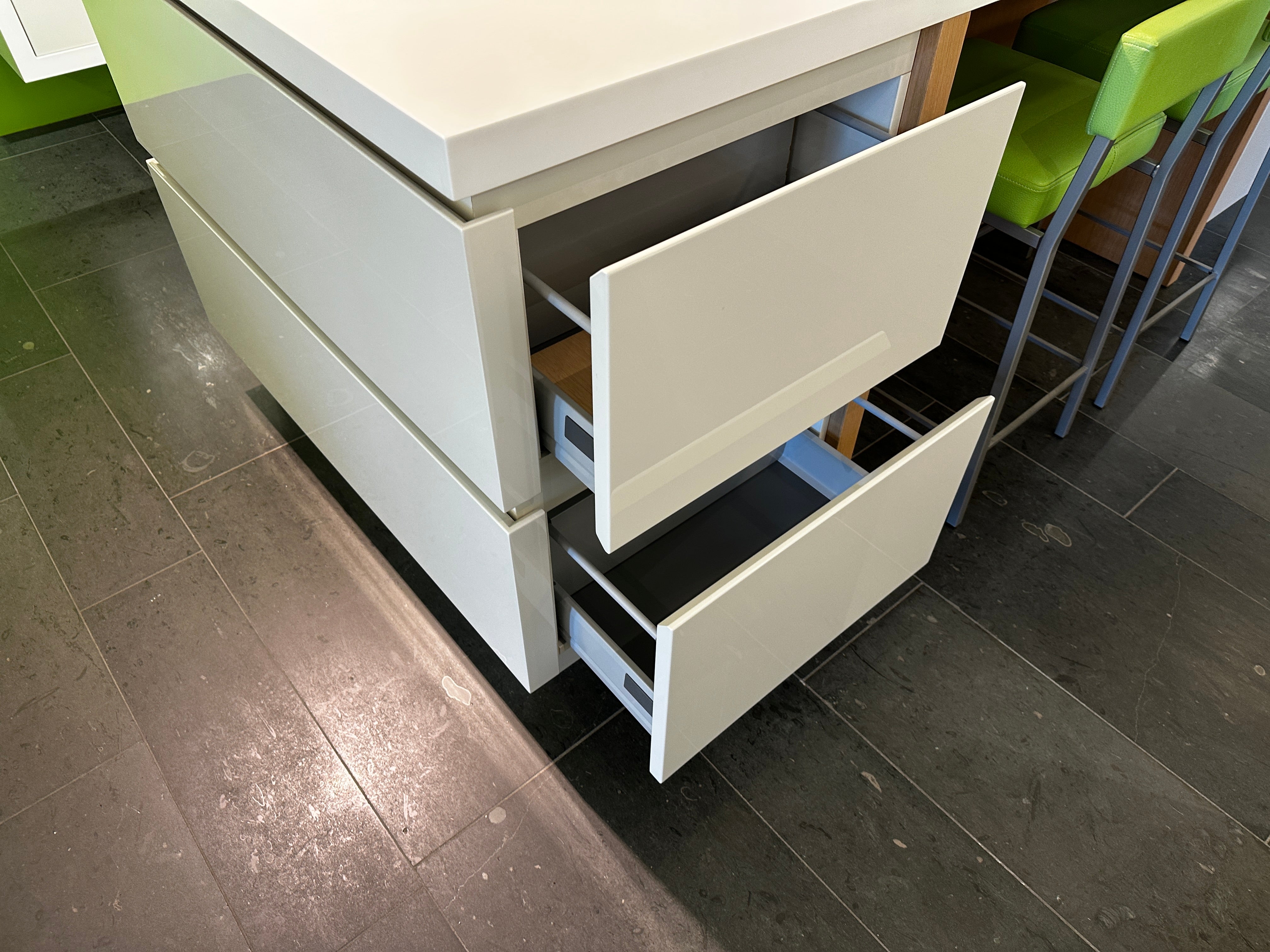 00837 - Hoogglans witte eilandkeuken