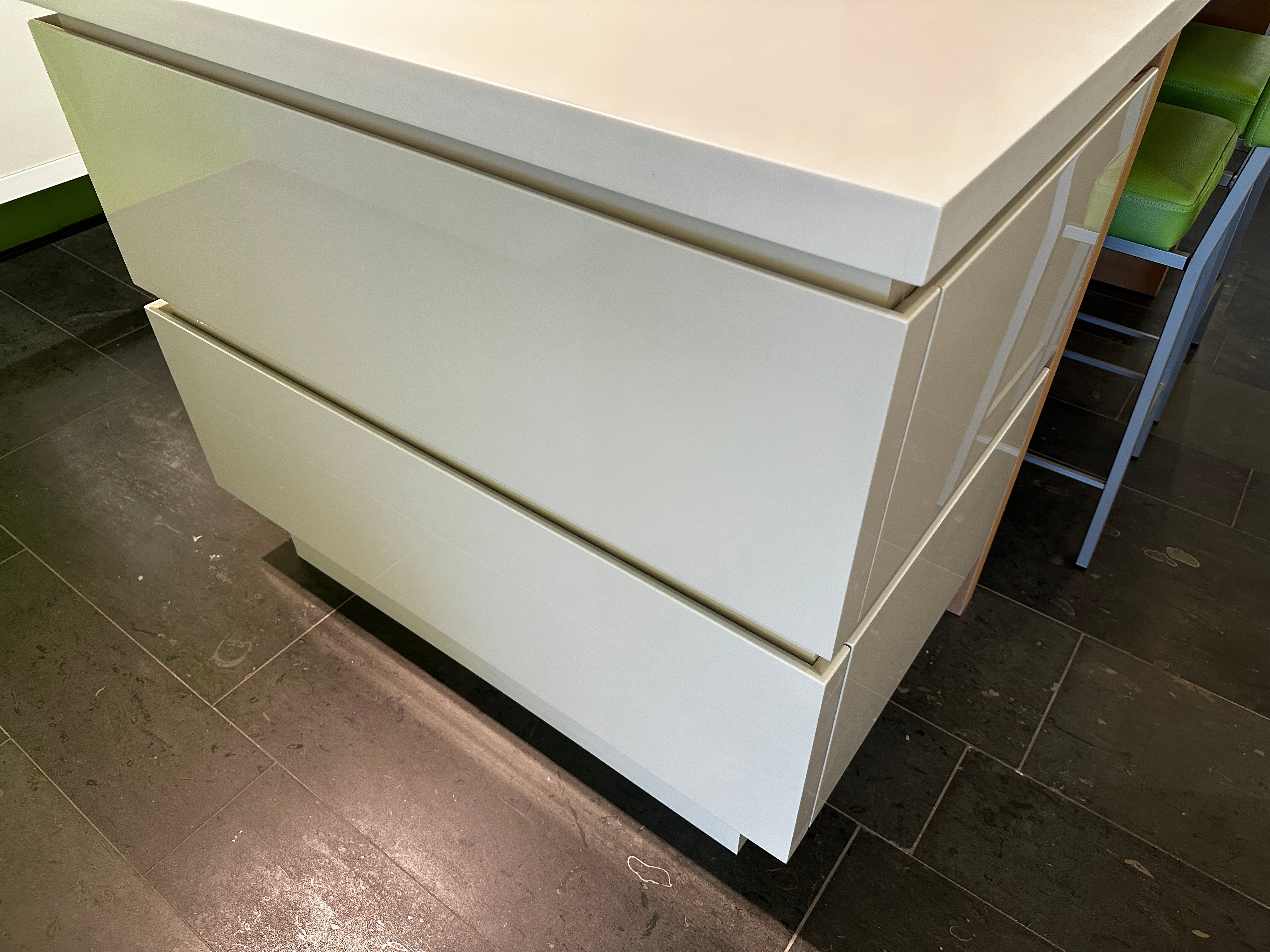 00837 - Hoogglans witte eilandkeuken