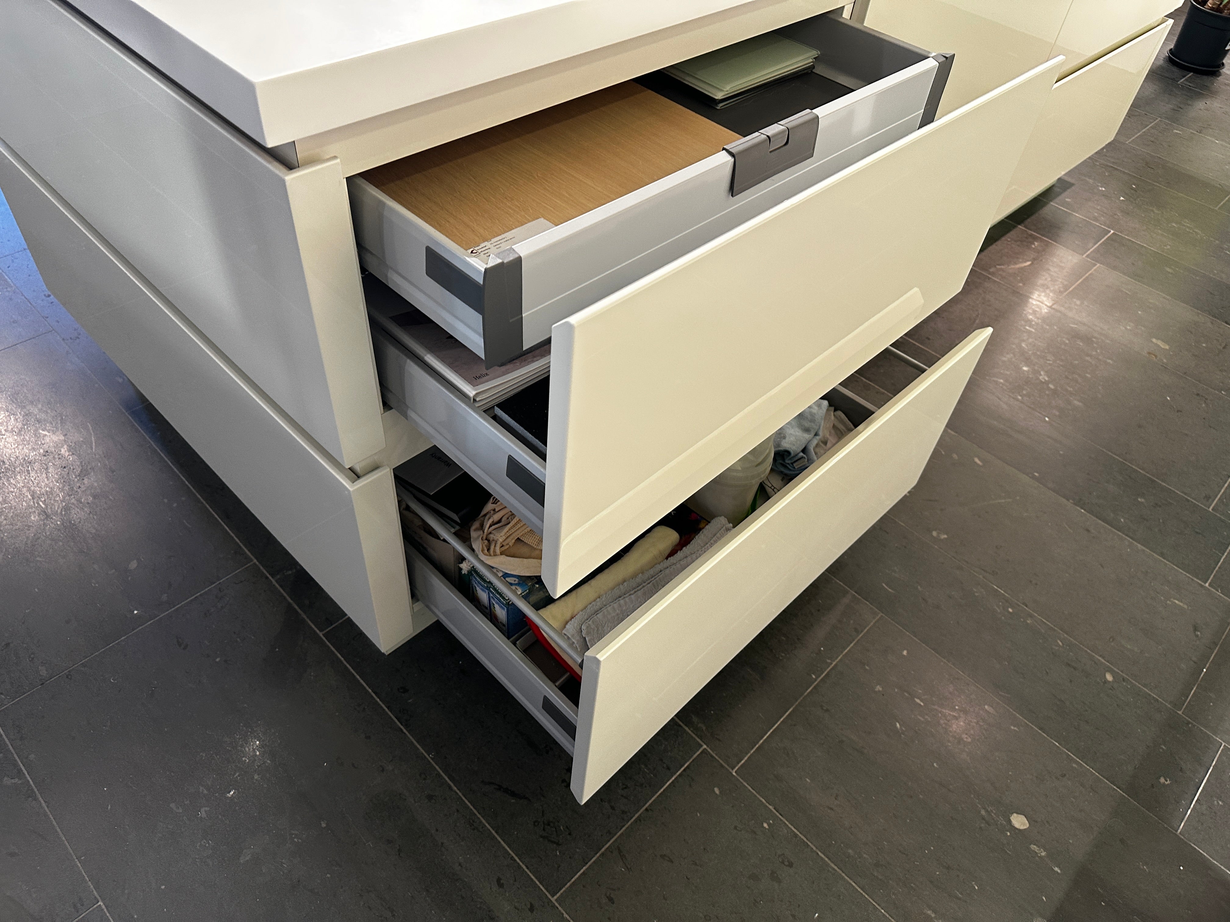 00837 - Hoogglans witte eilandkeuken