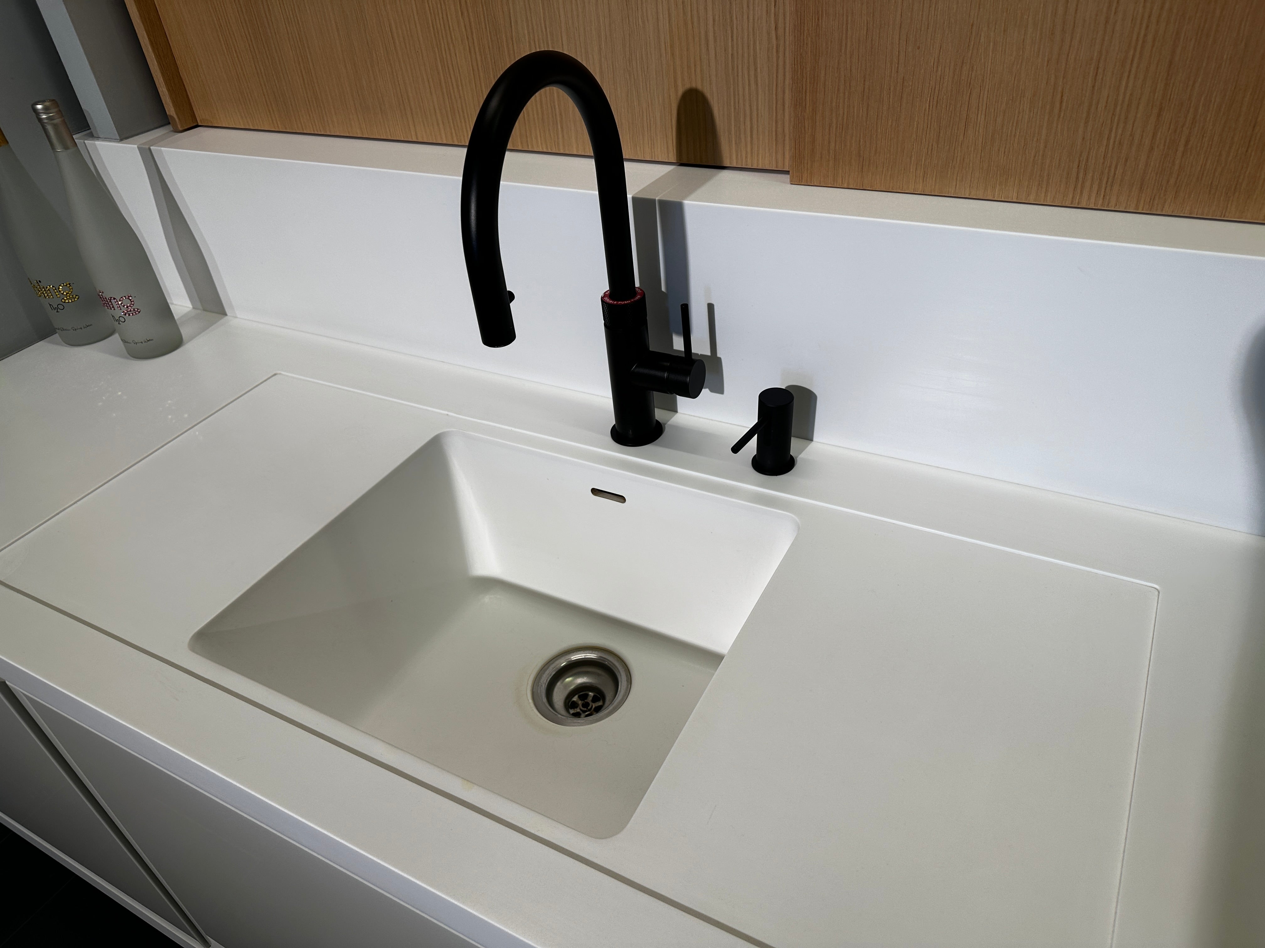 00837 - Hoogglans witte eilandkeuken
