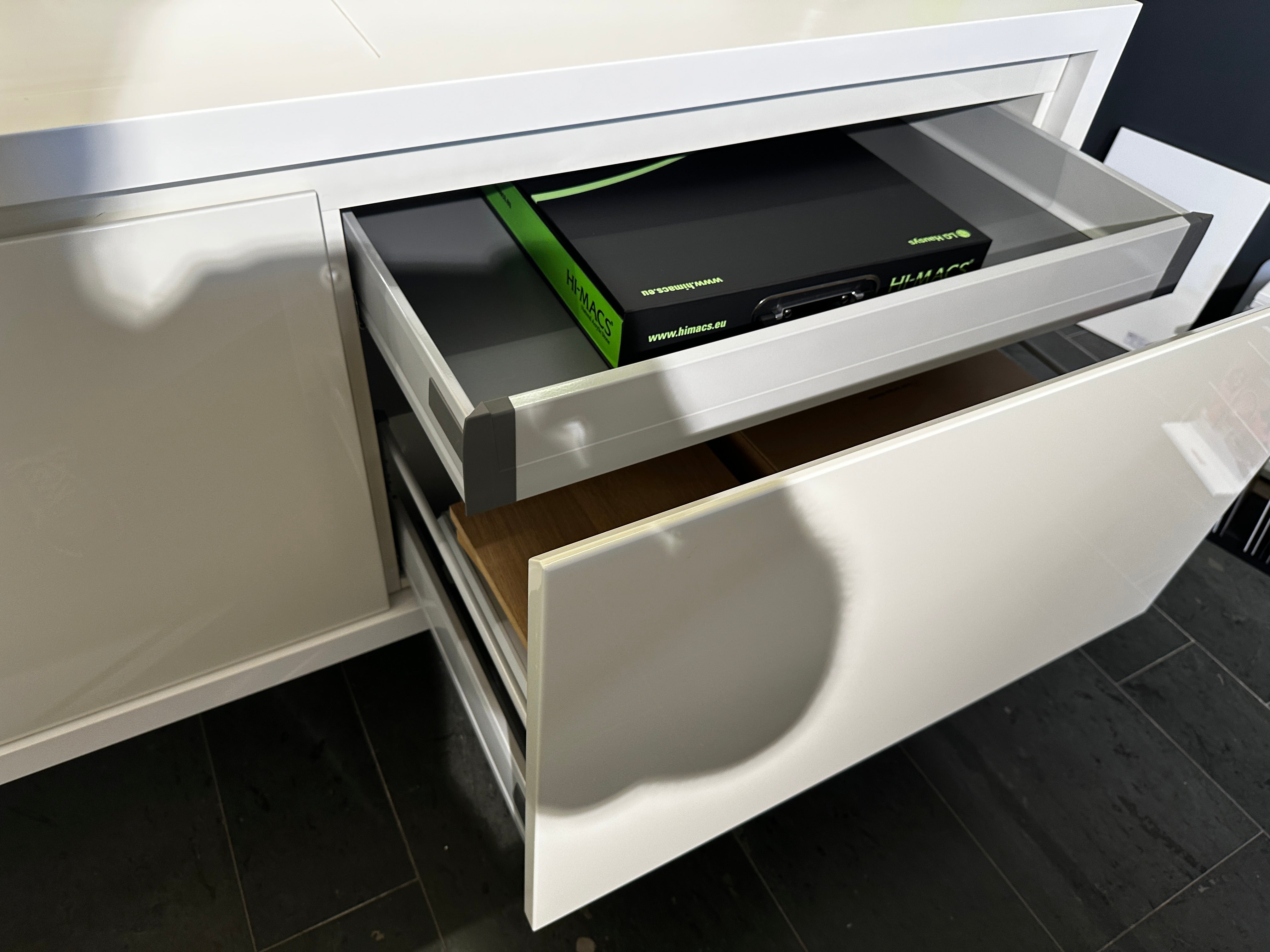 00837 - Hoogglans witte eilandkeuken
