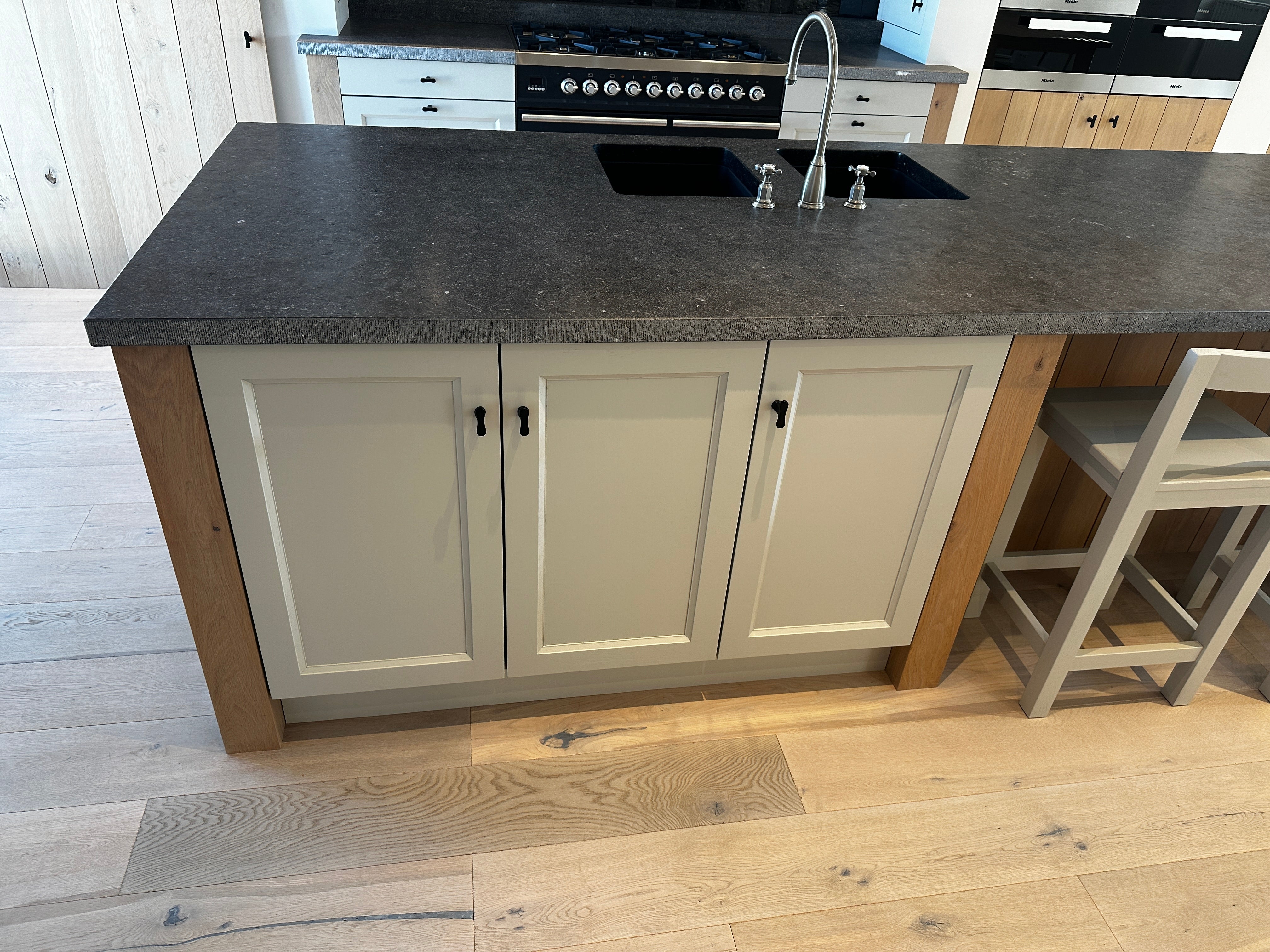 00296 - Landelijk houten eilandkeuken