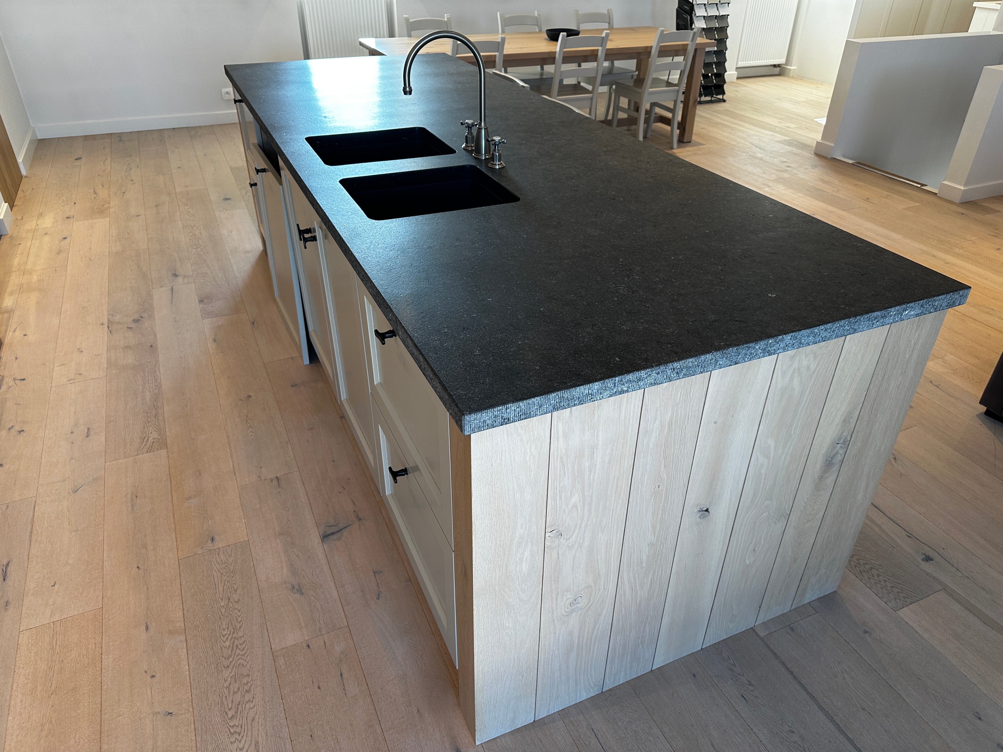 00296 - Landelijk houten eilandkeuken