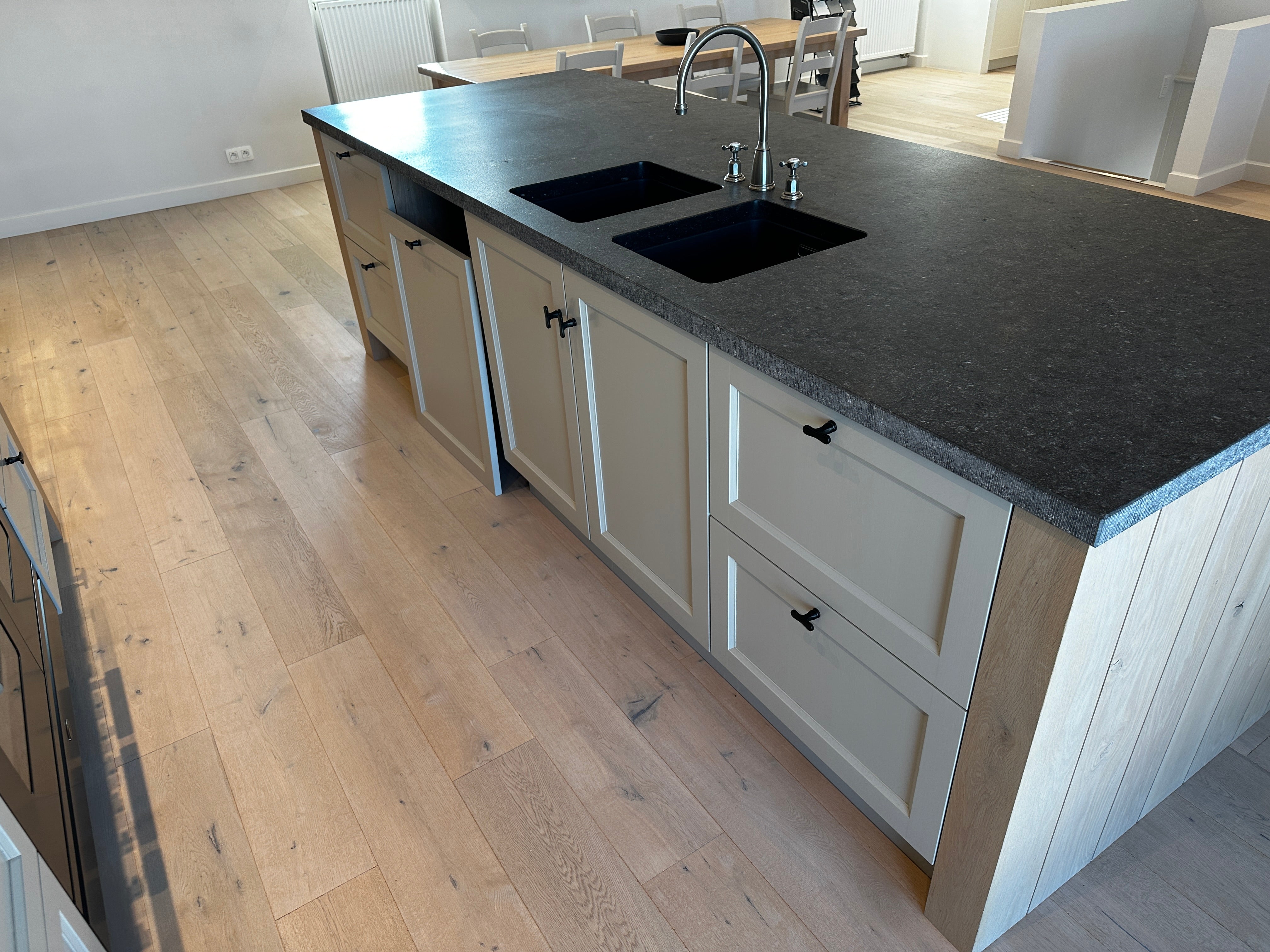 00296 - Landelijk houten eilandkeuken