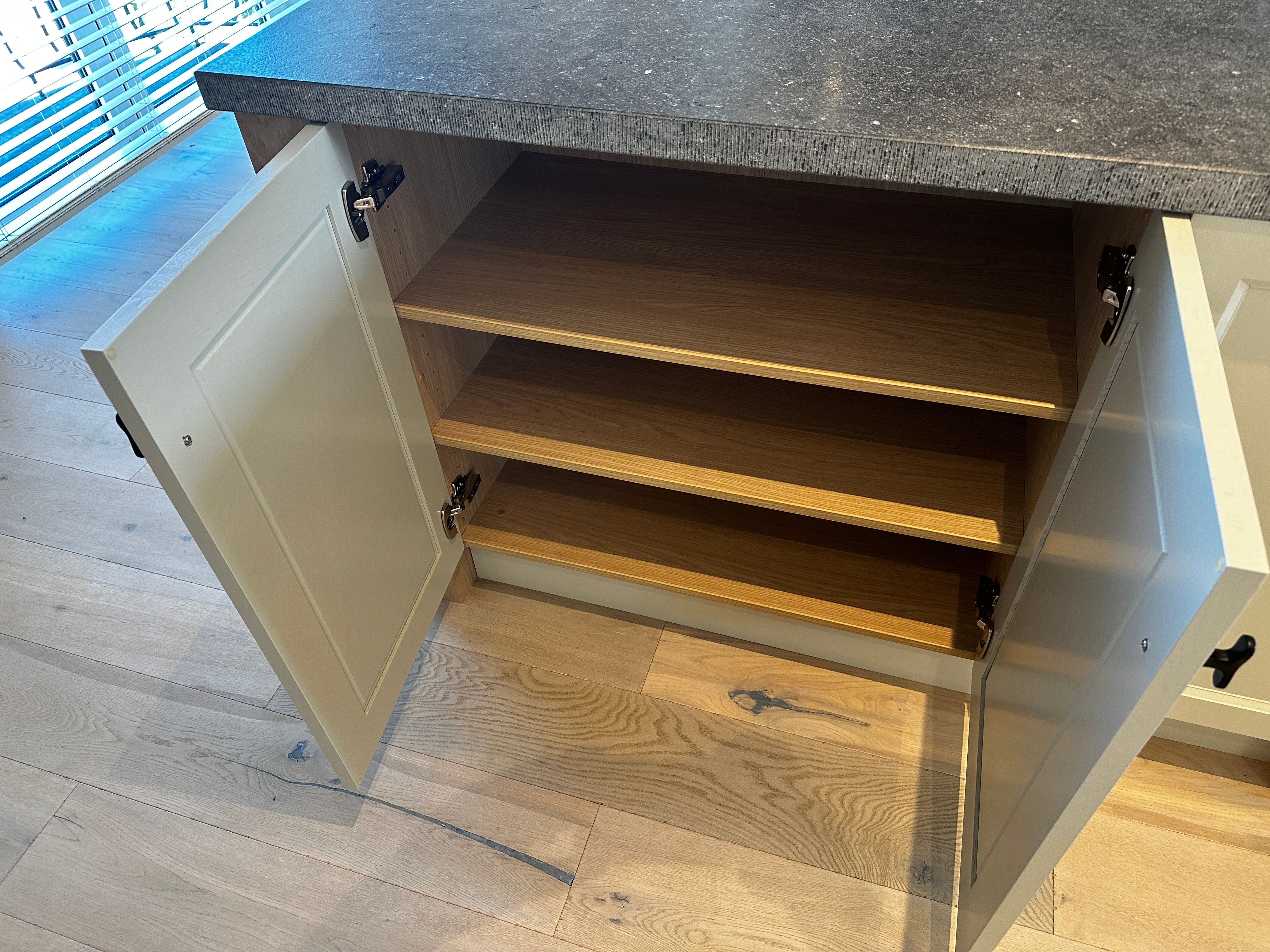 00296 - Landelijk houten eilandkeuken