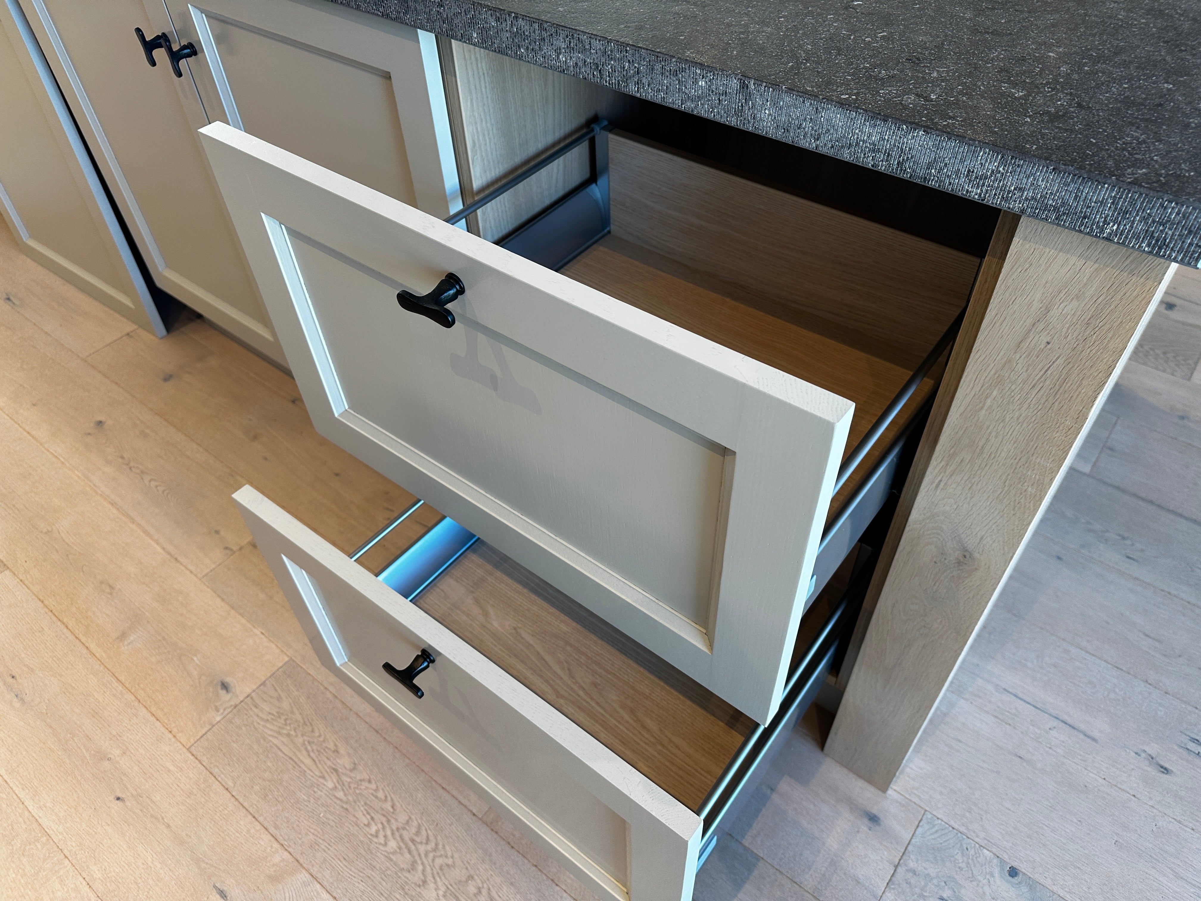 00296 - Landelijk houten eilandkeuken