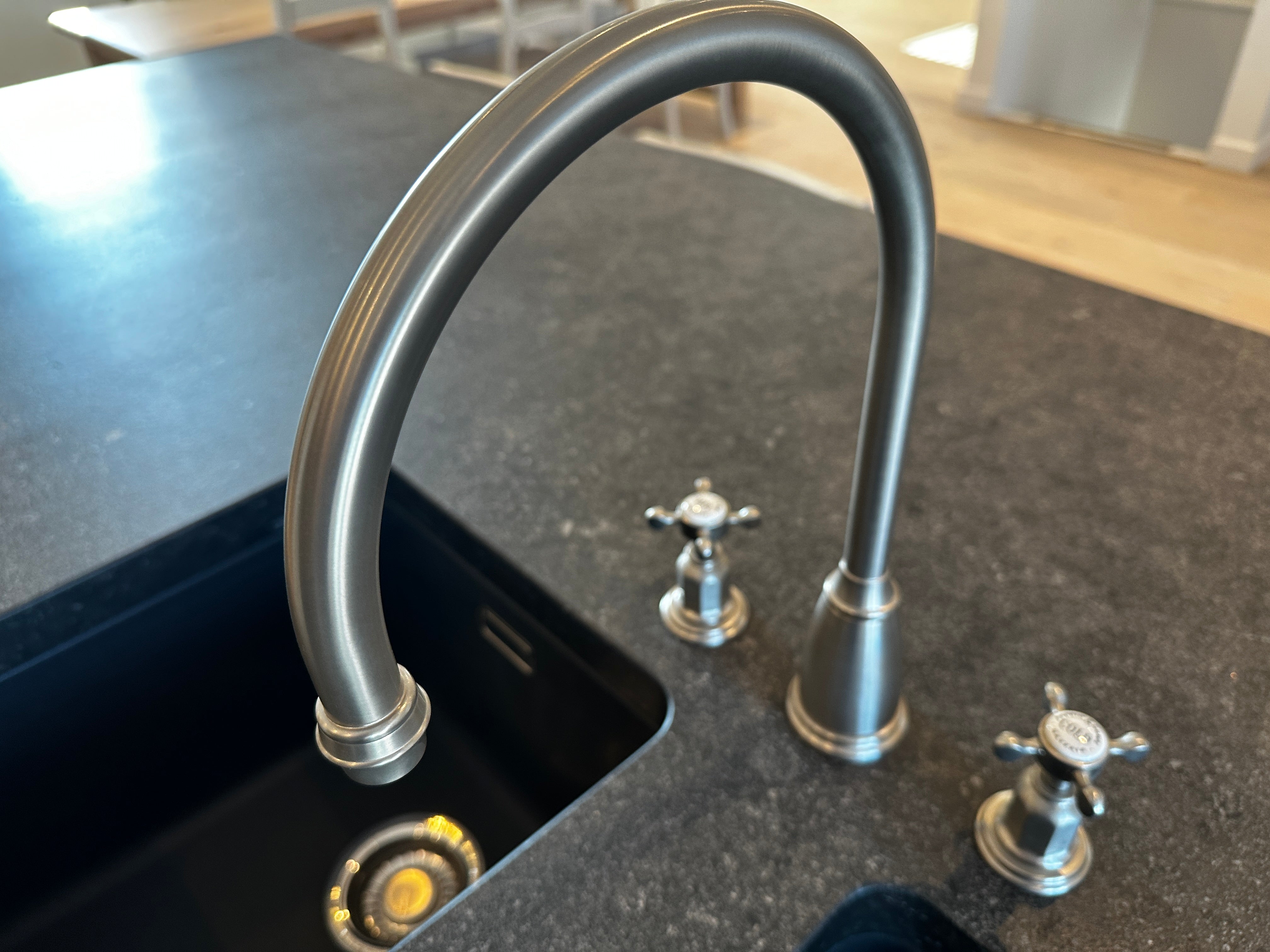 00296 - Landelijk houten eilandkeuken