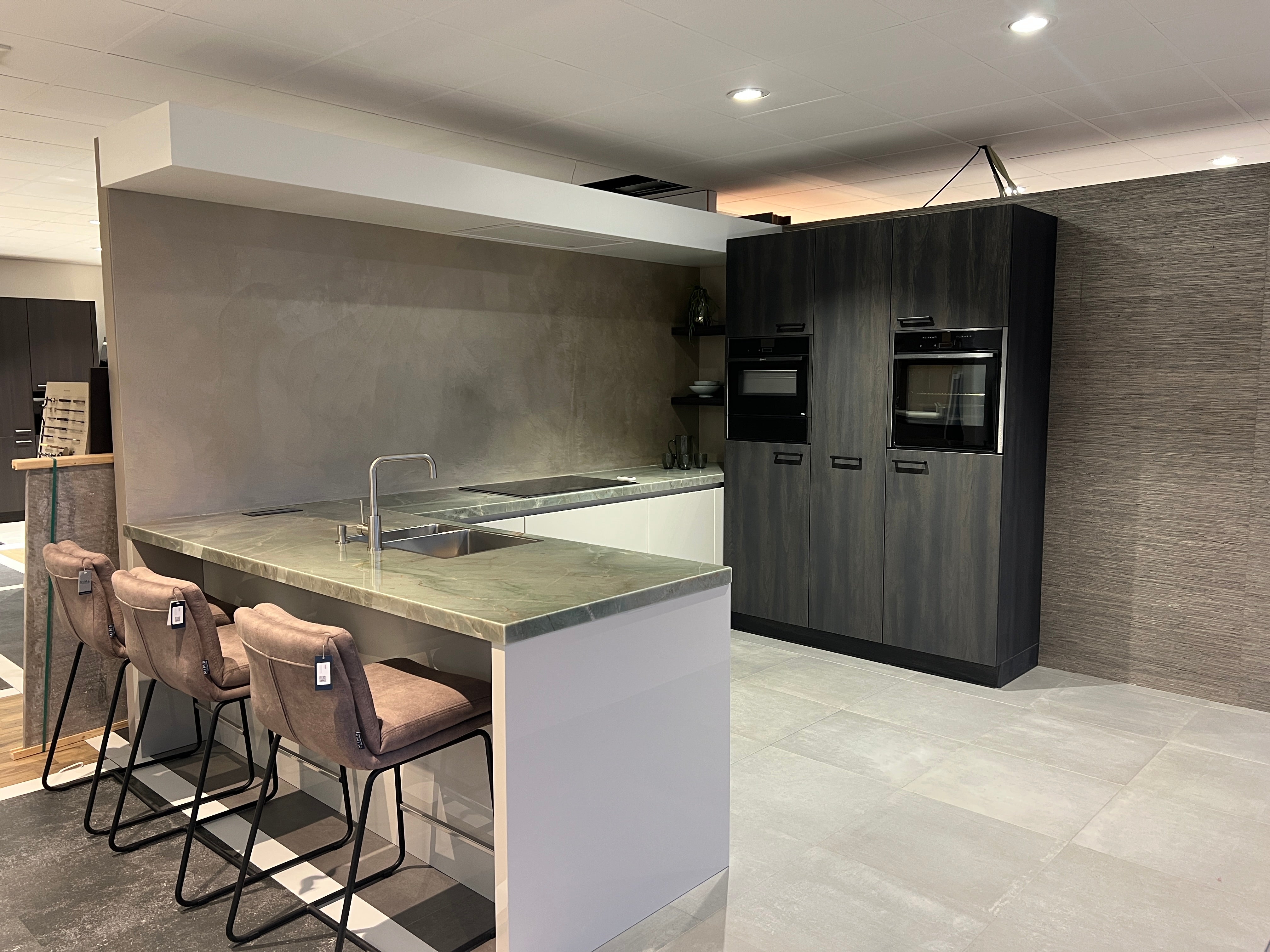 03164 - grijze schiereiland keuken