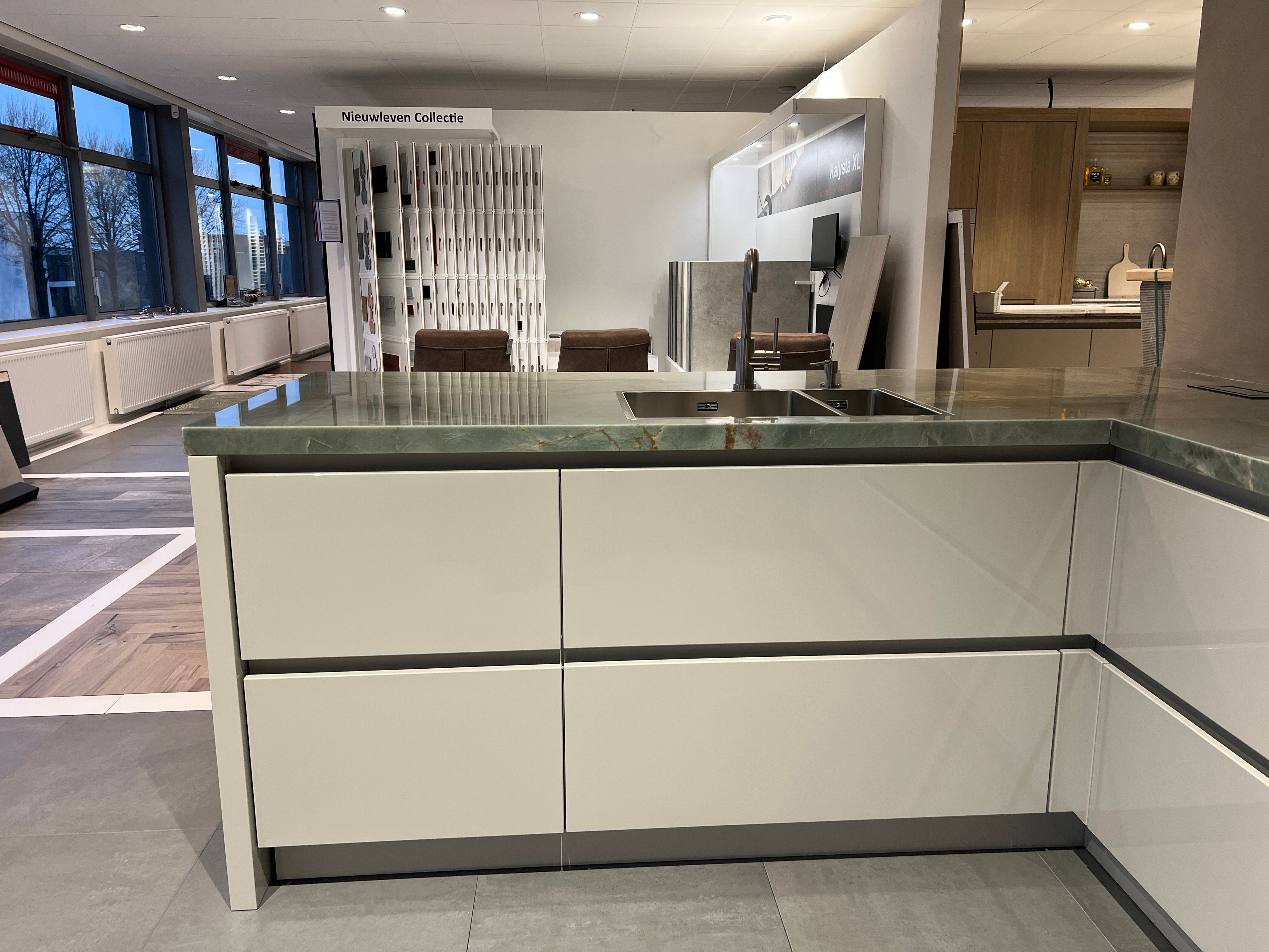 03164 - grijze schiereiland keuken