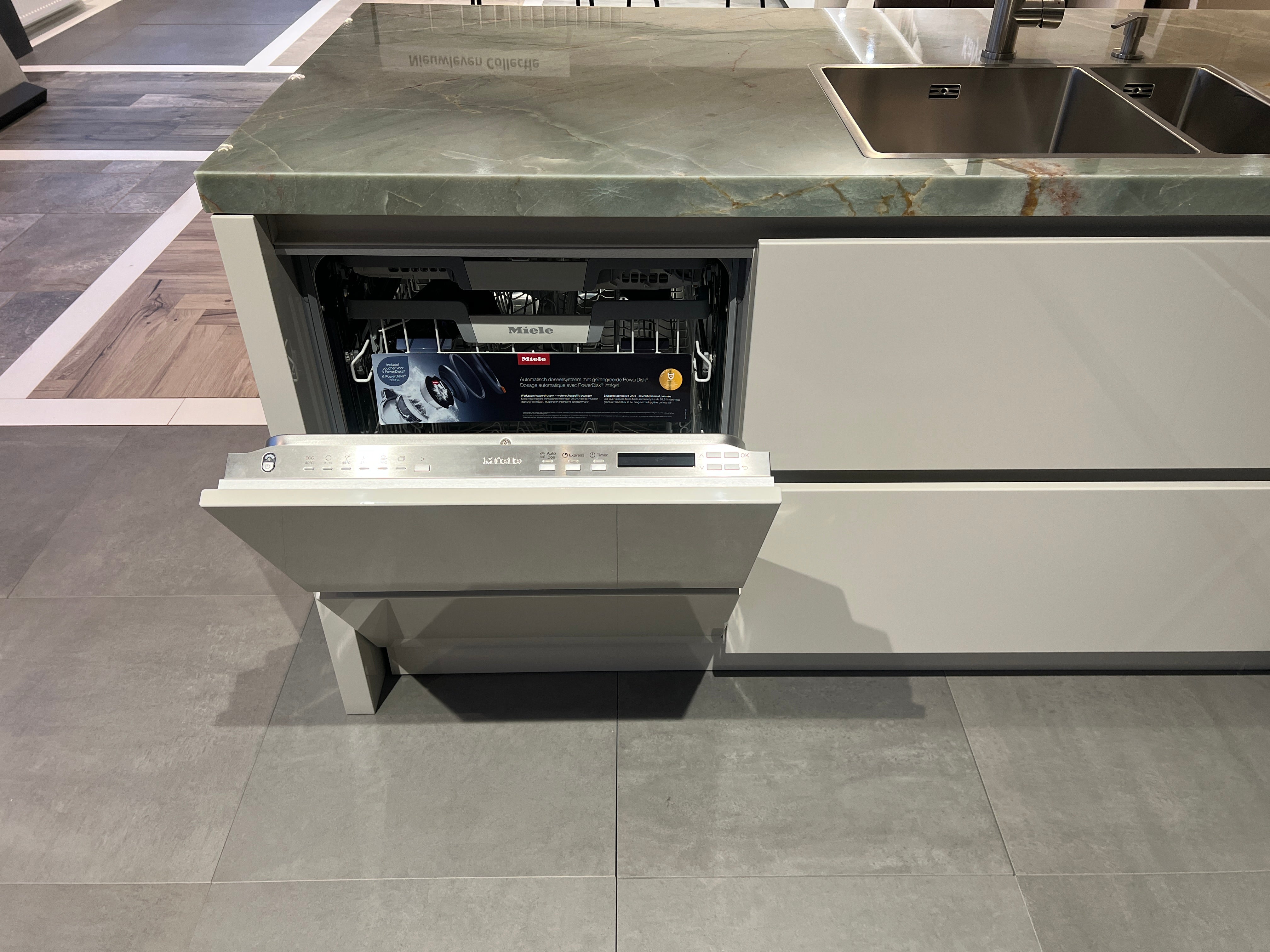 03164 - grijze schiereiland keuken