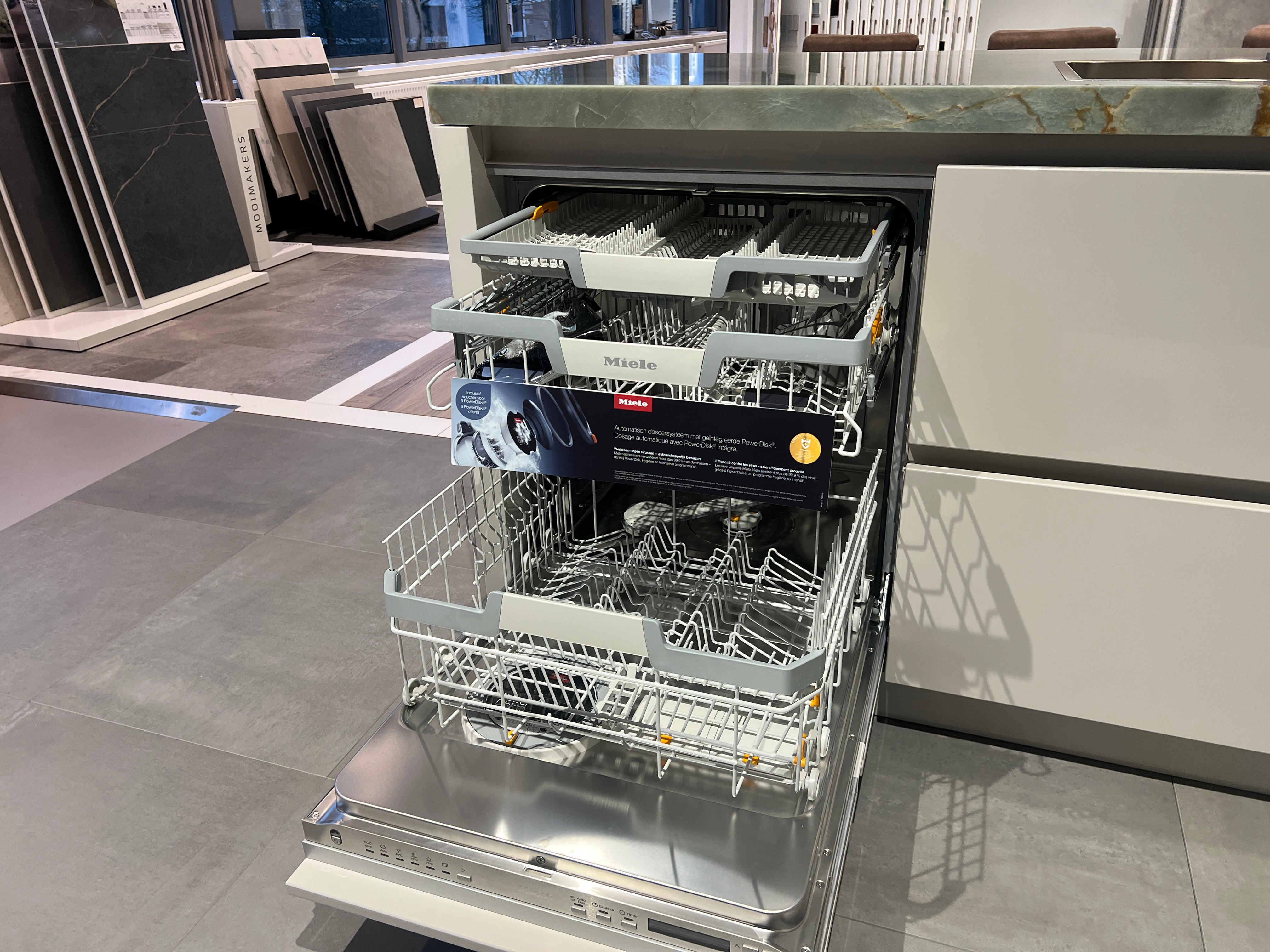 03164 - grijze schiereiland keuken