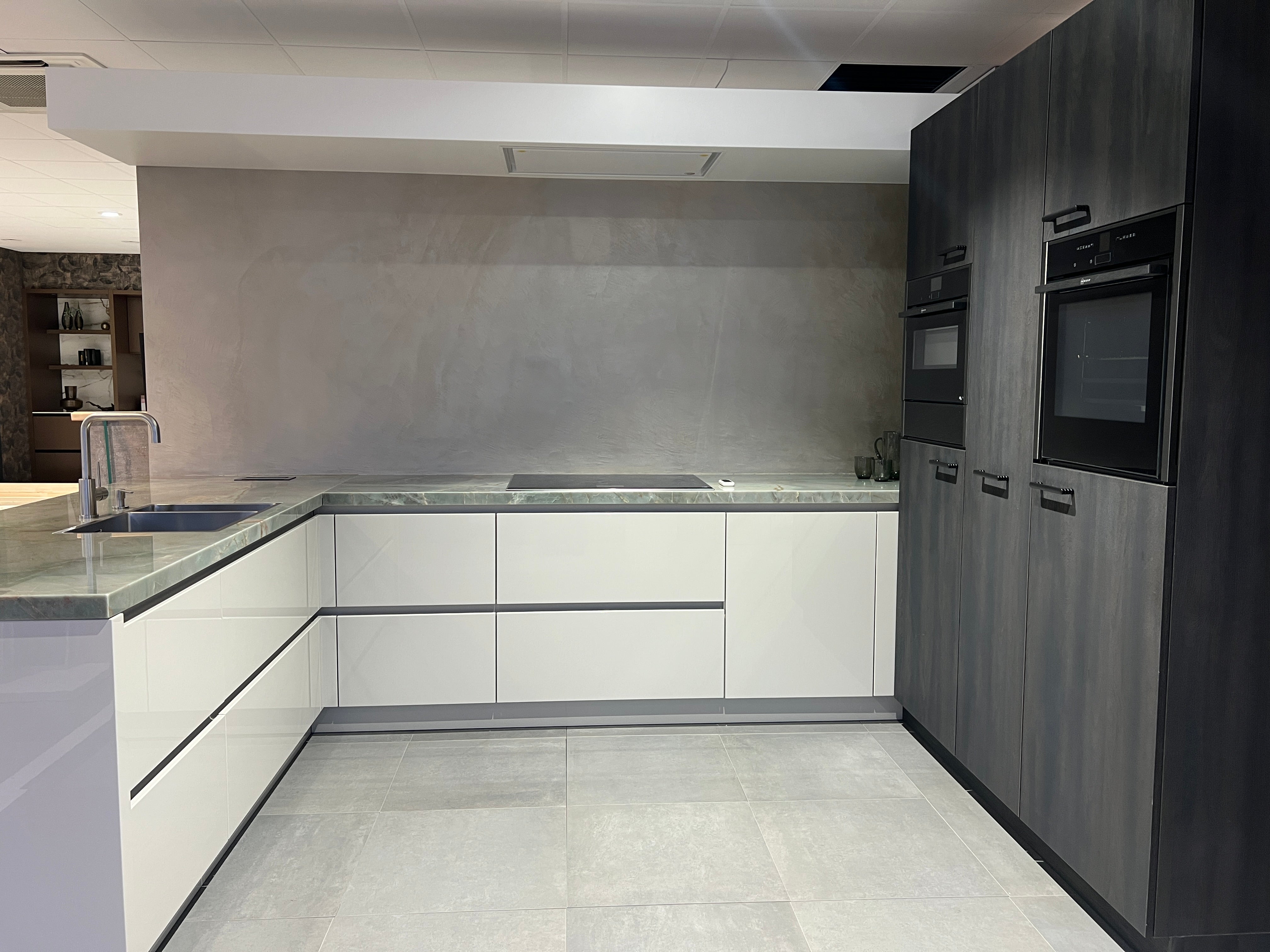 03164 - grijze schiereiland keuken