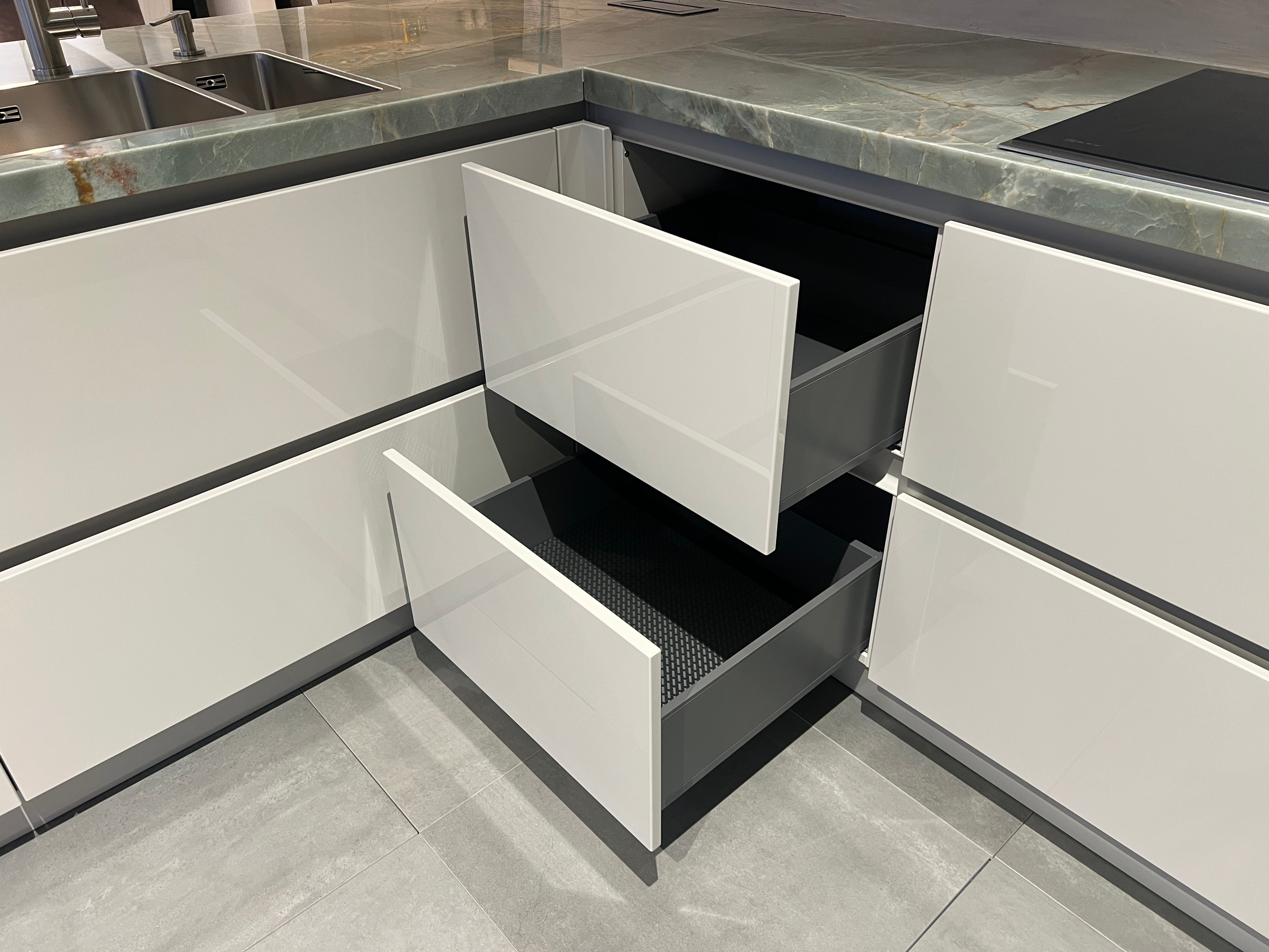 03164 - grijze schiereiland keuken