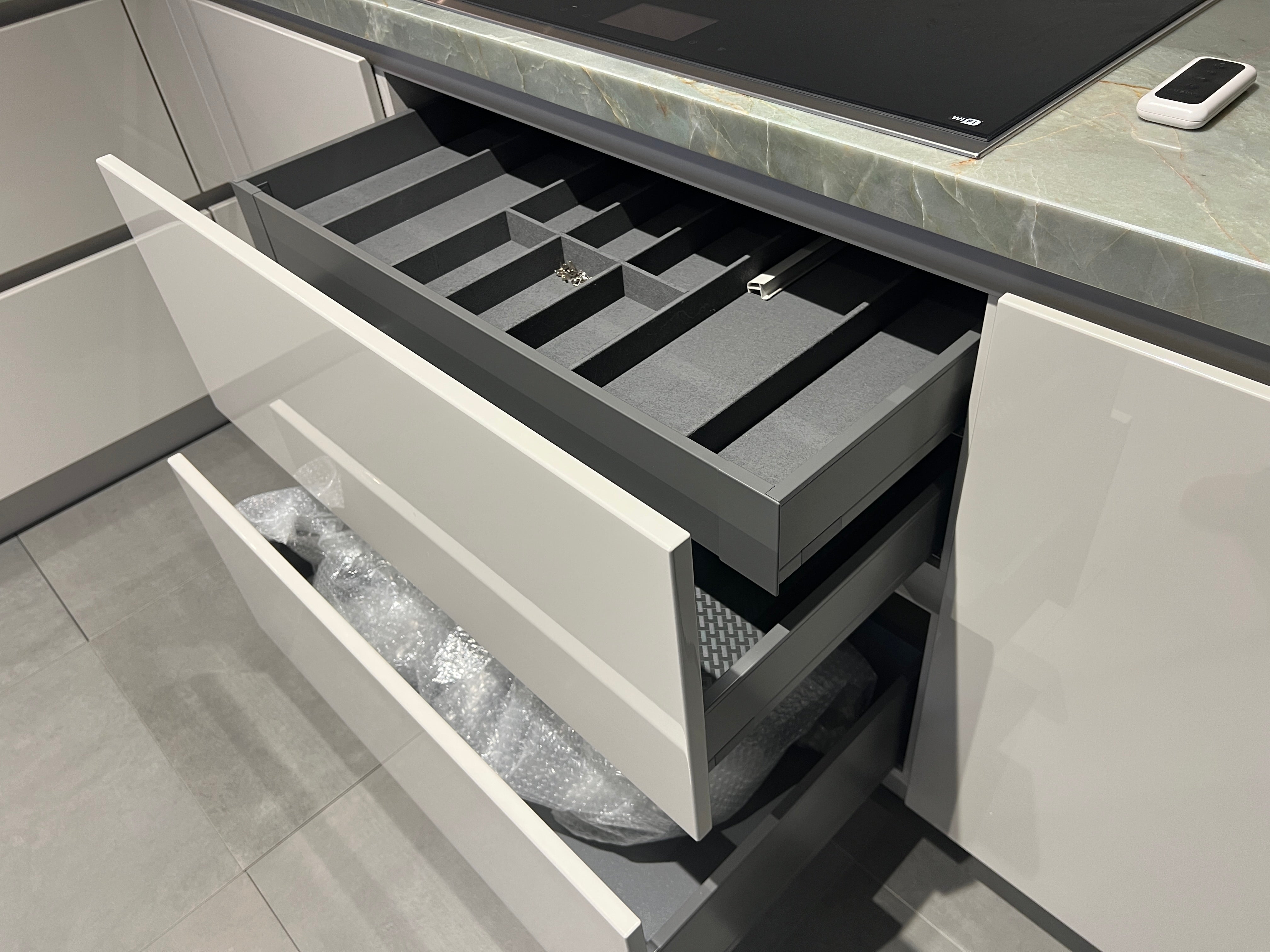 03164 - grijze schiereiland keuken