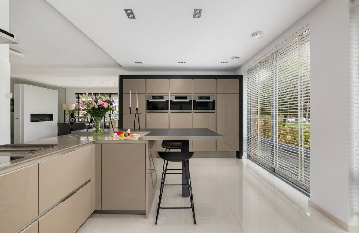 04629 - Hoogglans Siematic keuken met kastenwand