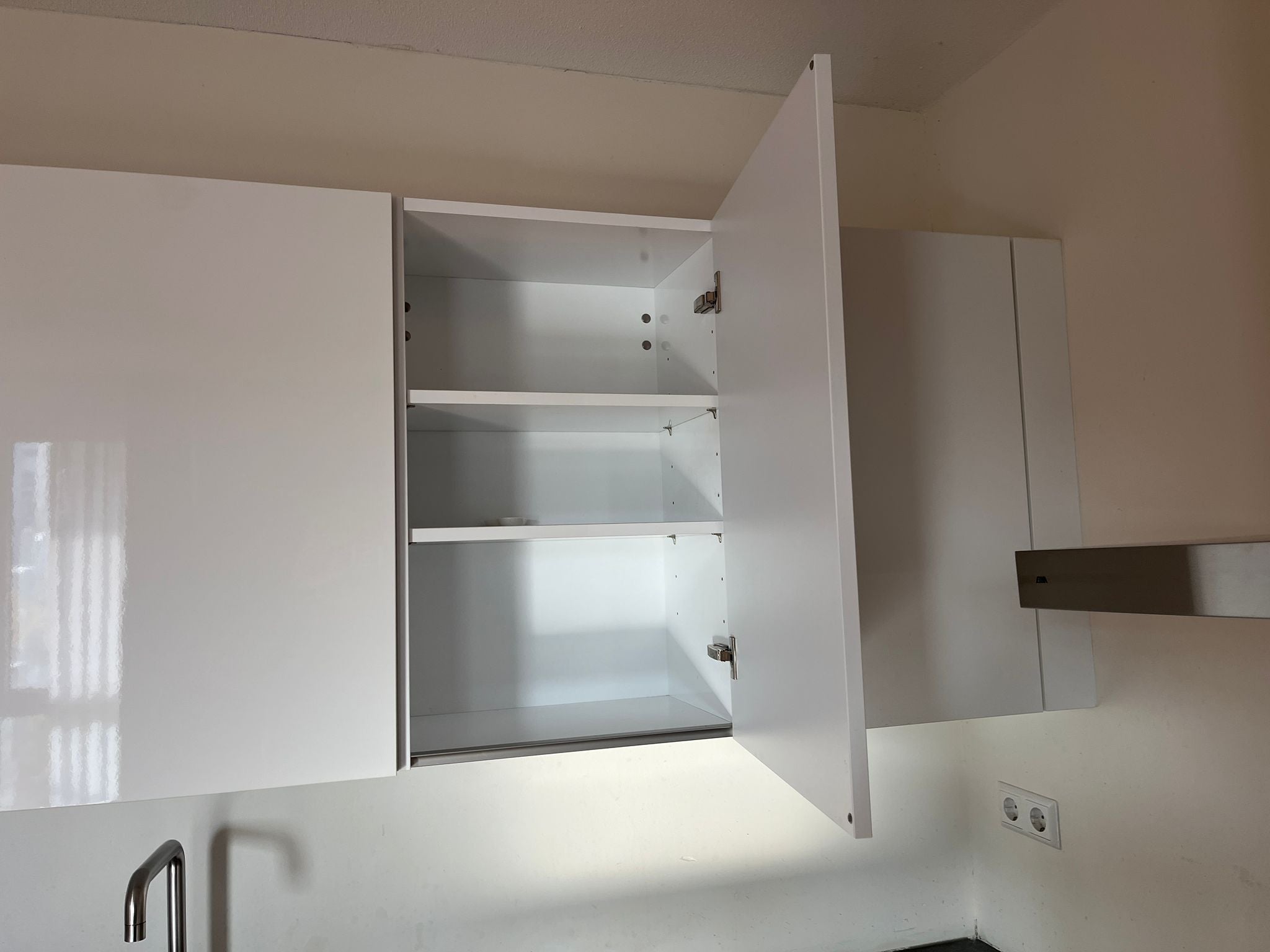 02700 - Hoogglans witte hoekkeuken