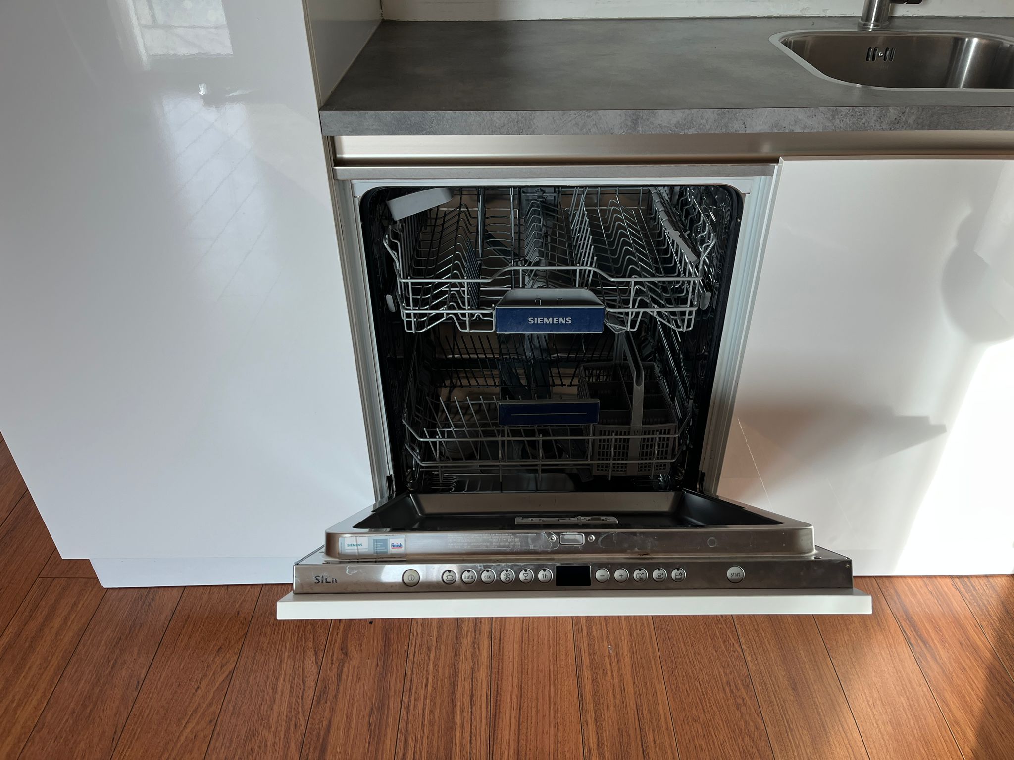 02700 - Hoogglans witte hoekkeuken