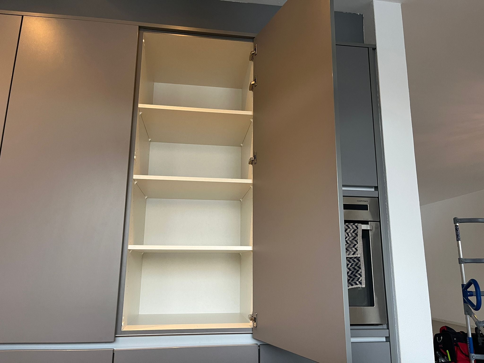 02288 - Grijze schiereiland keuken