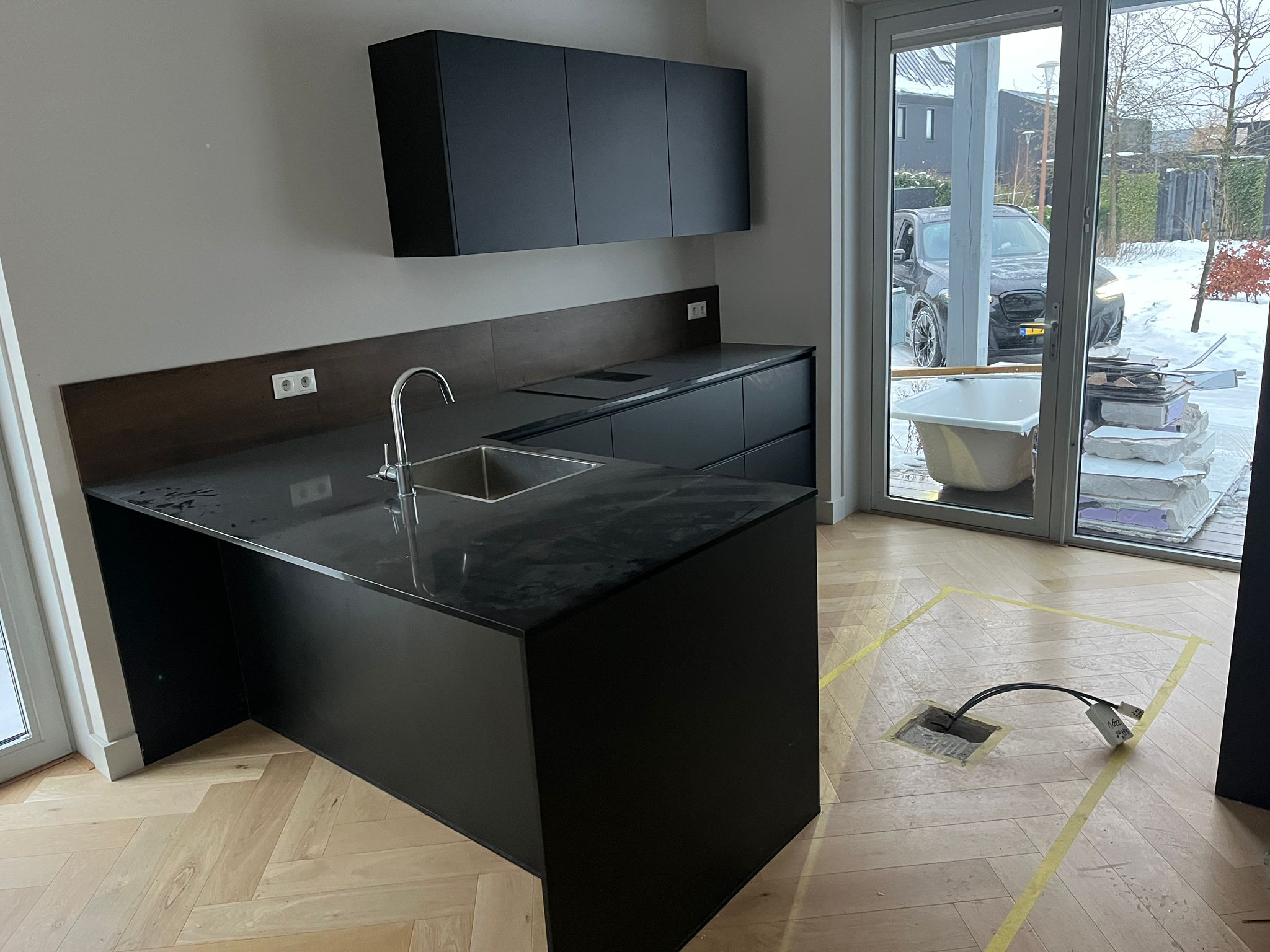 03000 - Zwarte hoekkeuken met hoge kast