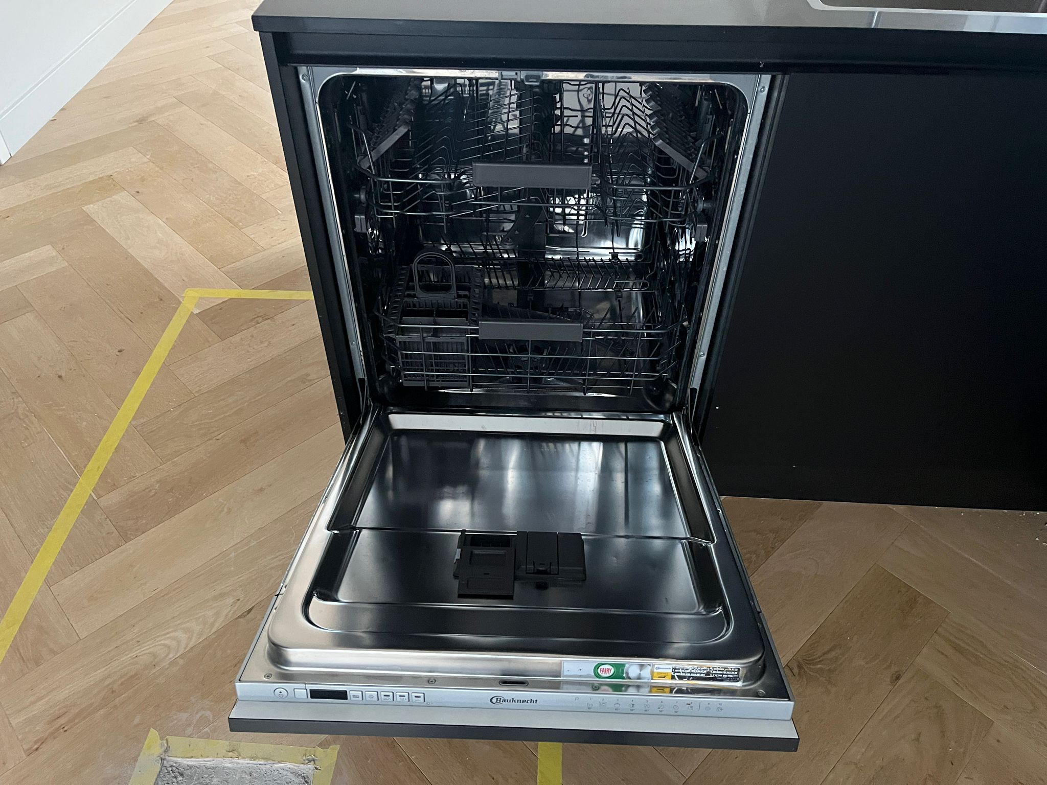 03000 - Zwarte hoekkeuken met hoge kast